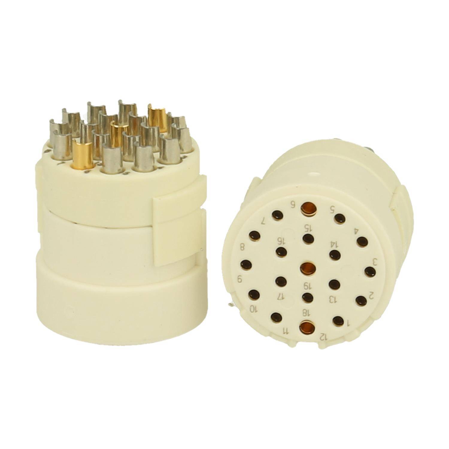 Zwei weiße kreisförmige elektrische Steckverbinder mit mehreren Metallstiften, von 1 bis 18 nummeriert, nebeneinander dargestellt.