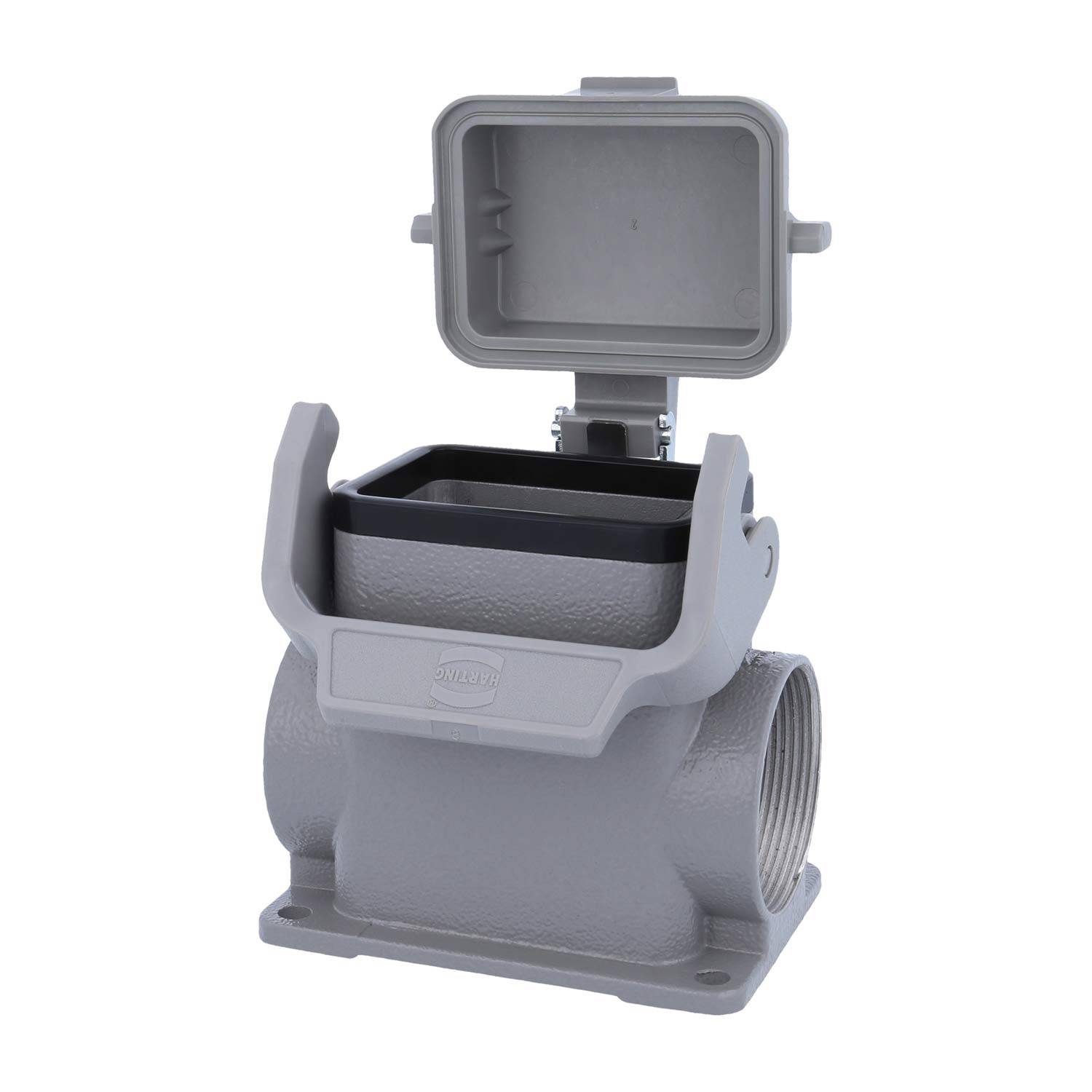 Graues rechteckiges industrielles Gehäuse mit offenem Deckel, das eine verschraubte kreisförmige Öffnung an einer Seite für Kabeldurchführung aufweist.