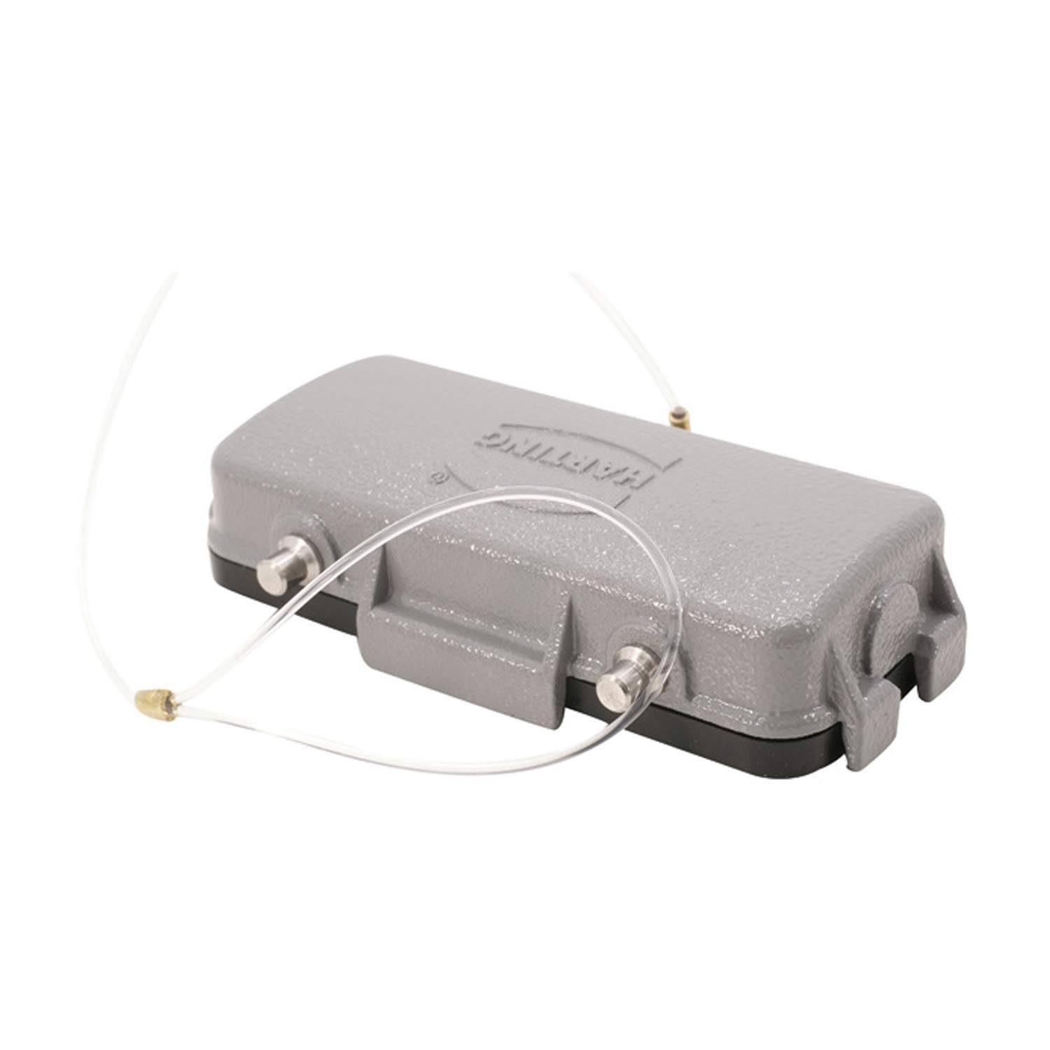 Ein grauer rechteckiger elektronischer Apparat mit zwei weißen Kabeln, möglicherweise eine Sensor- oder Verbindungskomponente.