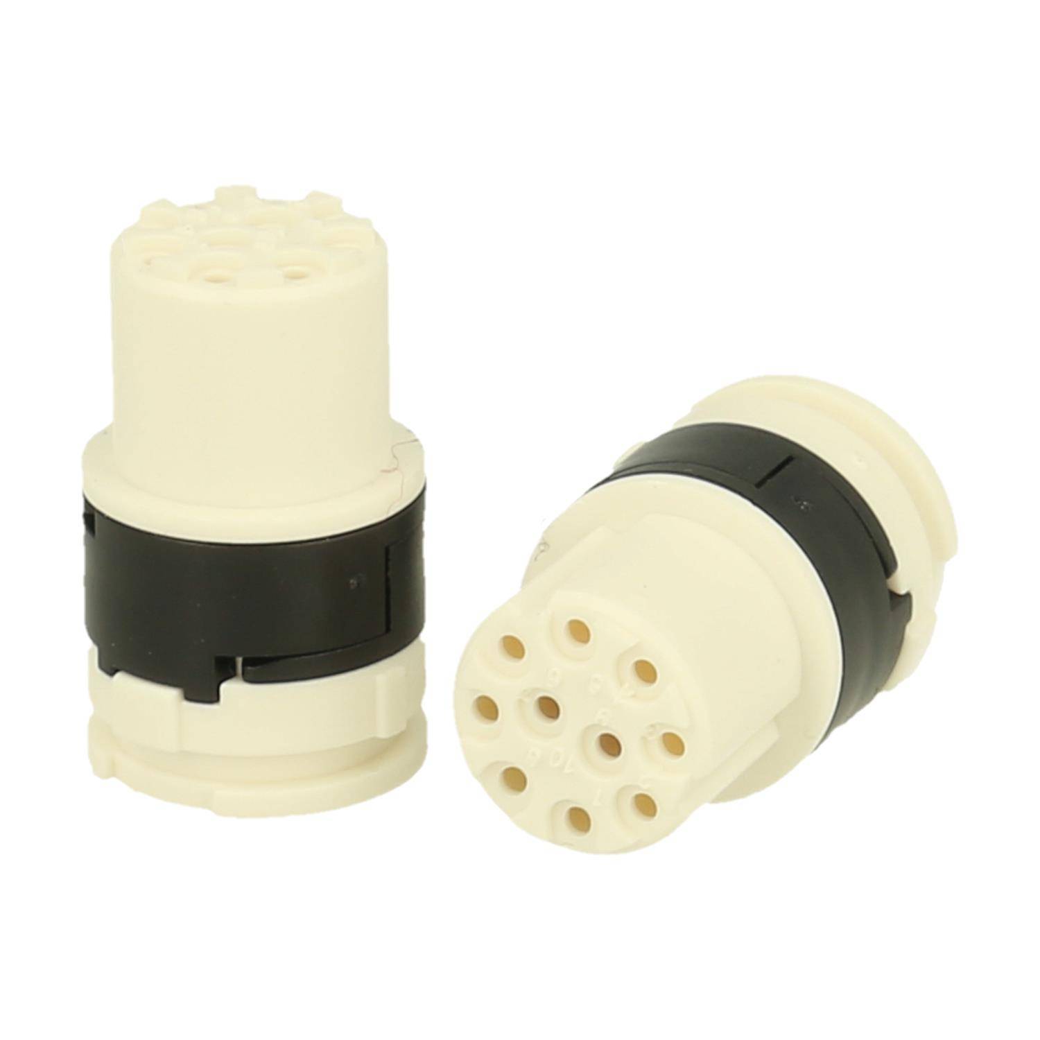 Zwei beige Zylinder-Steckverbinder mit schwarzen Mittelsektionen, die mehrere Steckplätze an den Oberflächen aufweisen, wahrscheinlich für elektronische Verbindungen verwendet.