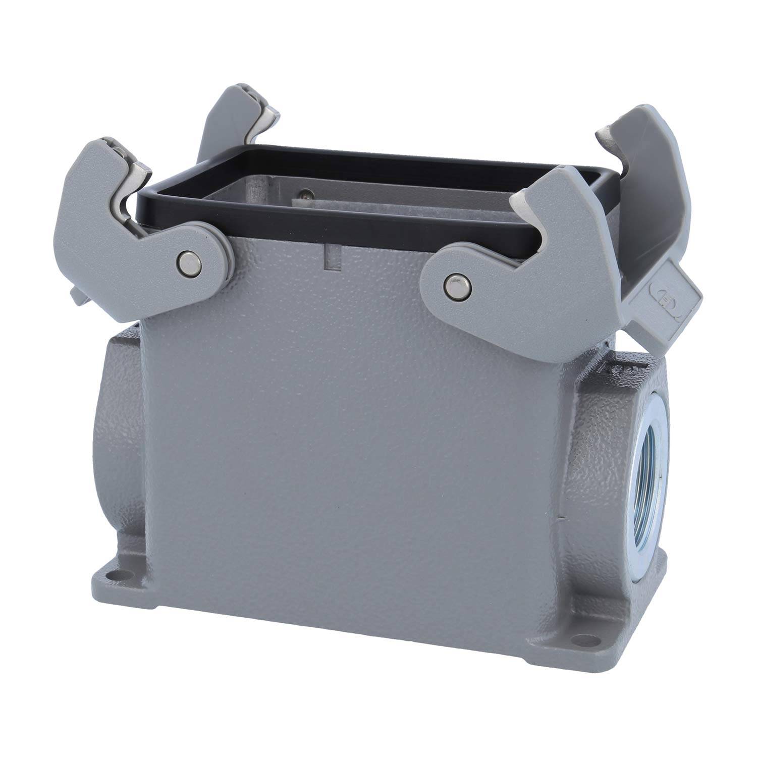 Graues rechteckiges Metallverbindungsgehäuse mit zwei Verriegelungsarmen, offener Oberseite und seitlichen Öffnungen für Kabelanschlüsse, verwendet in elektrischen Installationen.