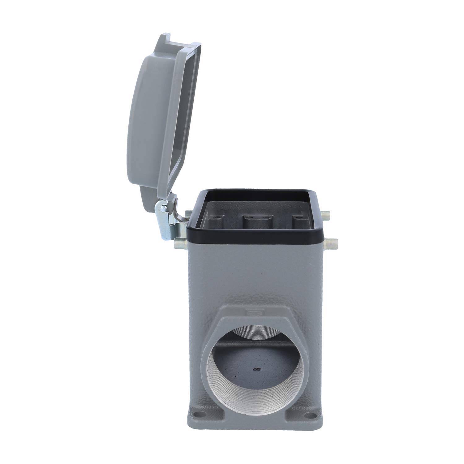 Ein offenes graues rechteckiges Metallgehäuse mit einem Klappdeckel, konzipiert für industrielle elektrische Anschlüsse. Die Draufsicht zeigt die kreisförmige Öffnung.