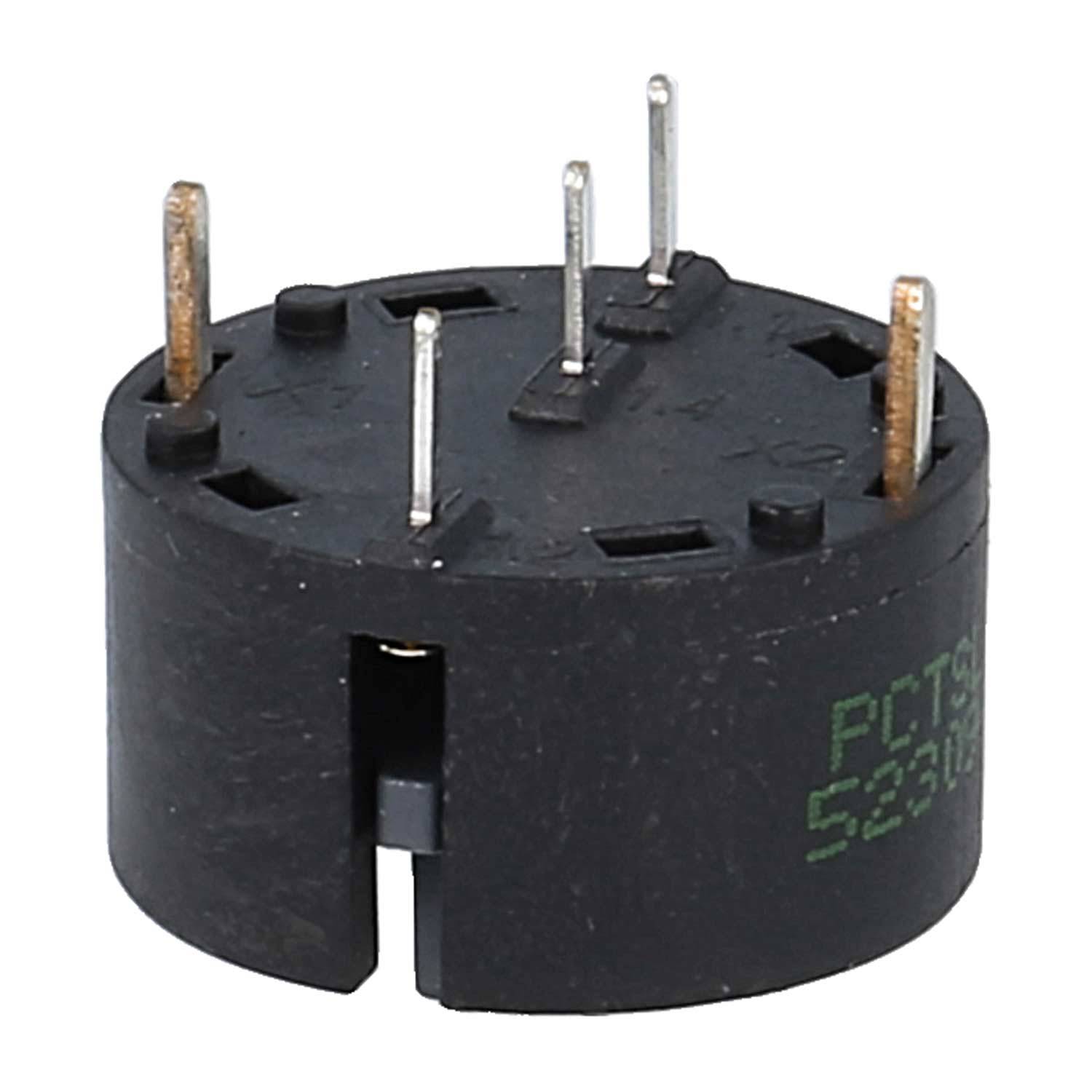 Ein schwarzer zylindrischer elektronischer Stecker mit mehreren aus der Oberseite herausragenden Metallstiften, der für elektrische Verbindungen verwendet wird.