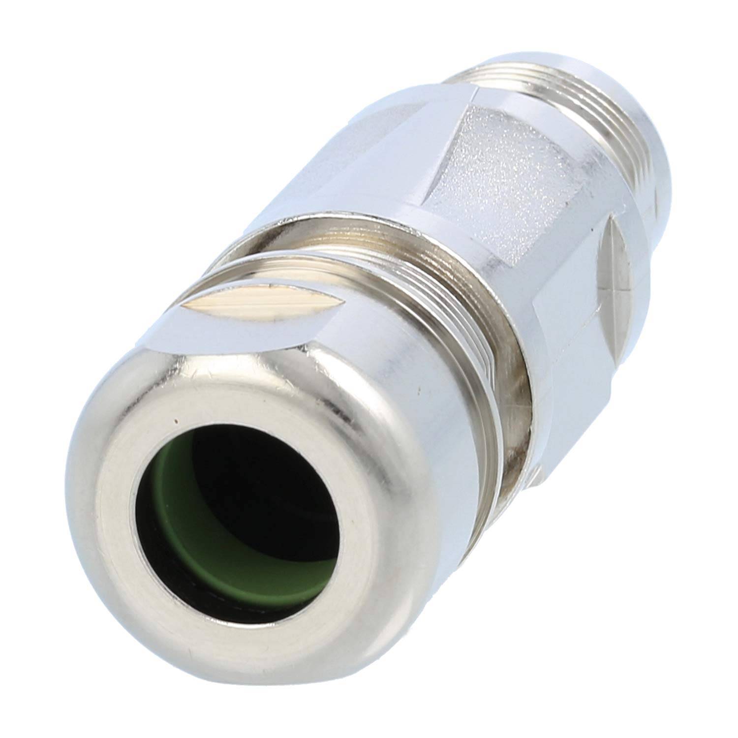 Ein Kabelverschraubung aus Metall mit sechseckiger Form und Gewindeanschlüssen zum Sichern von Kabeln, häufig in elektrischen Installationen verwendet.