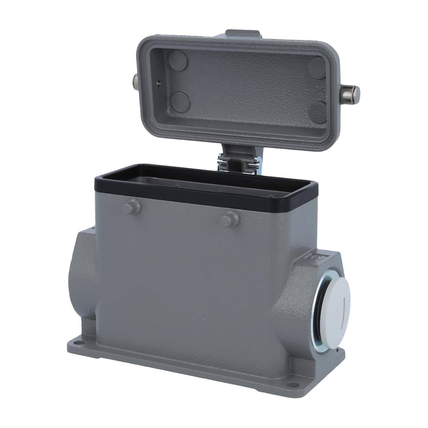 Ein offenes rechteckiges graues Metallgehäuse mit einem Klappdeckel und seitlichen kreisförmigen Anschlüssen, verwendet zur Unterbringung elektronischer Komponenten.