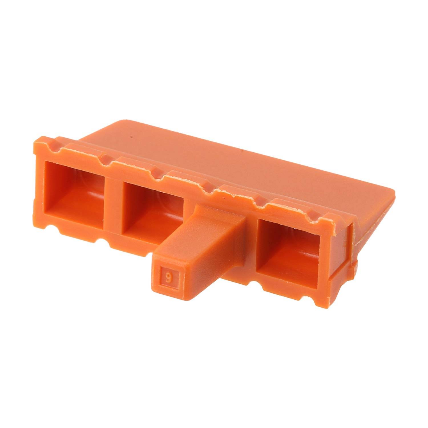 Ein oranger elektrischer Anschlussblock mit drei Steckplätzen und einem vorstehenden Abschnitt, der mit ‚9' beschriftet ist.