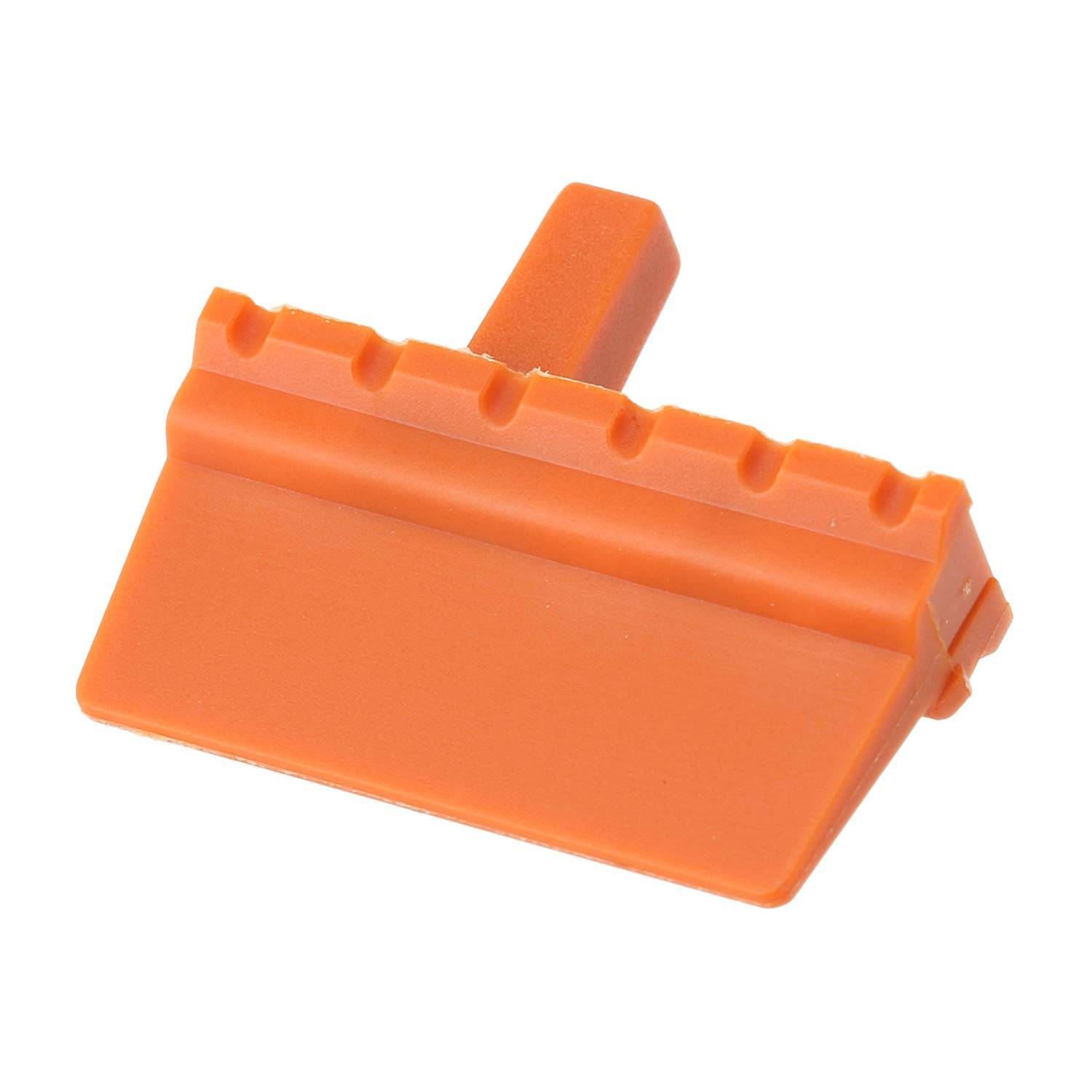 Orangefarbenes Plastikwerkzeug mit einer flachen Basis und gezackter oberer Kante, verwendet zum Entfernen von Objekten oder zum Auftragen von Materialien.