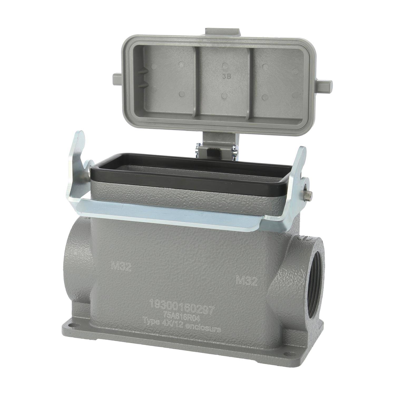 Ein graues industrielles Anschlussgehäuse mit offener Abdeckung, das Innenkomponenten zeigt. Seitlich mit 'M32' beschriftet und 'Gehäuse Typ 4X/12'.
