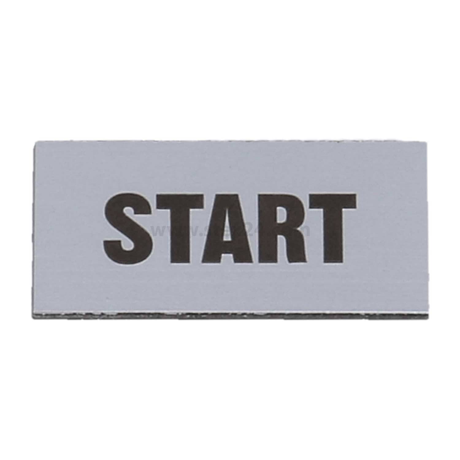 Ein rechteckiges Schild mit dem Wort 'START' in fetten, schwarzen Buchstaben auf einem grauen Hintergrund.