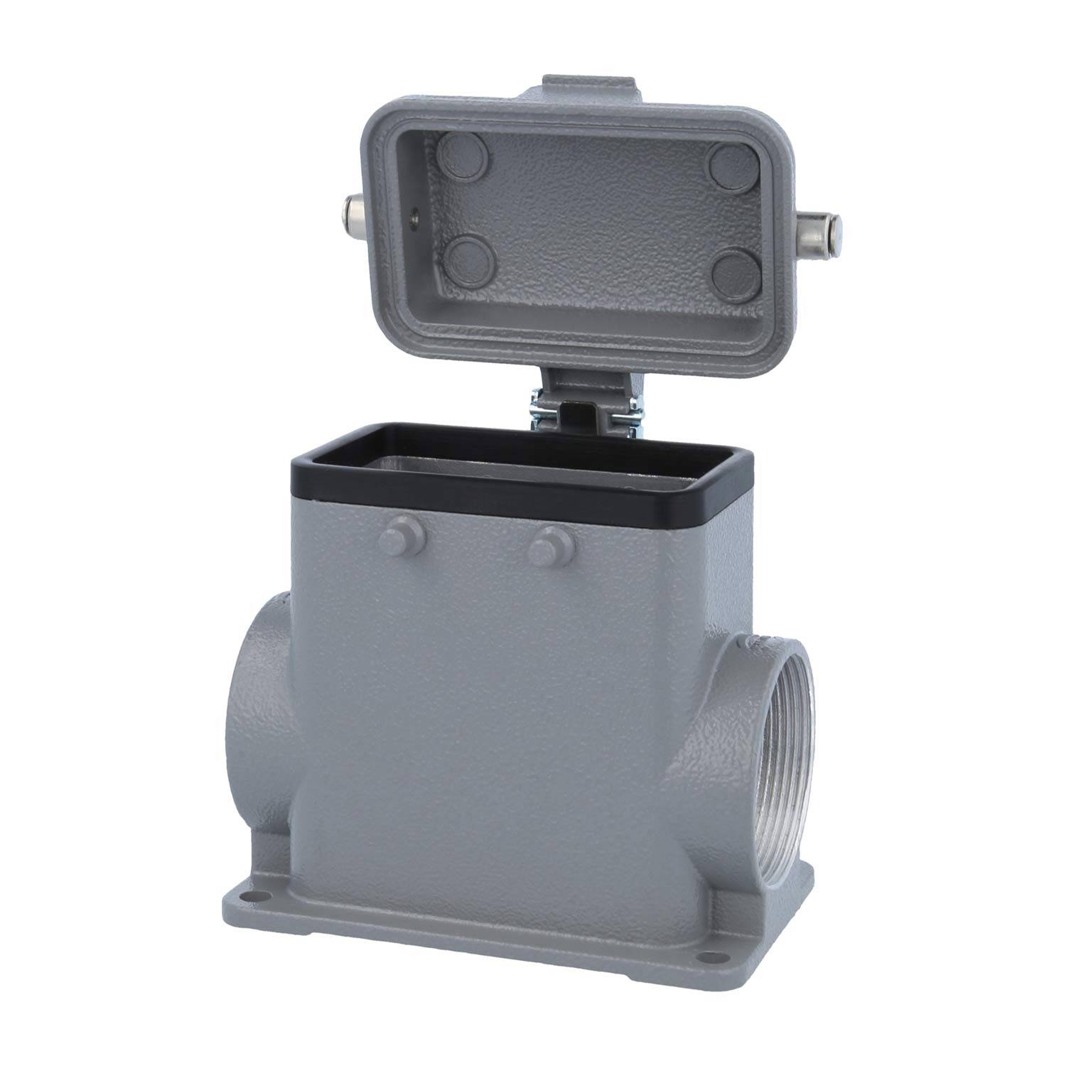 Eine offene, graue, rechteckige metallische Elektroanschlussbox mit einem Scharnideckel, konzipiert zum Schutz und zur Unterbringung von elektrischen Verbindungen.