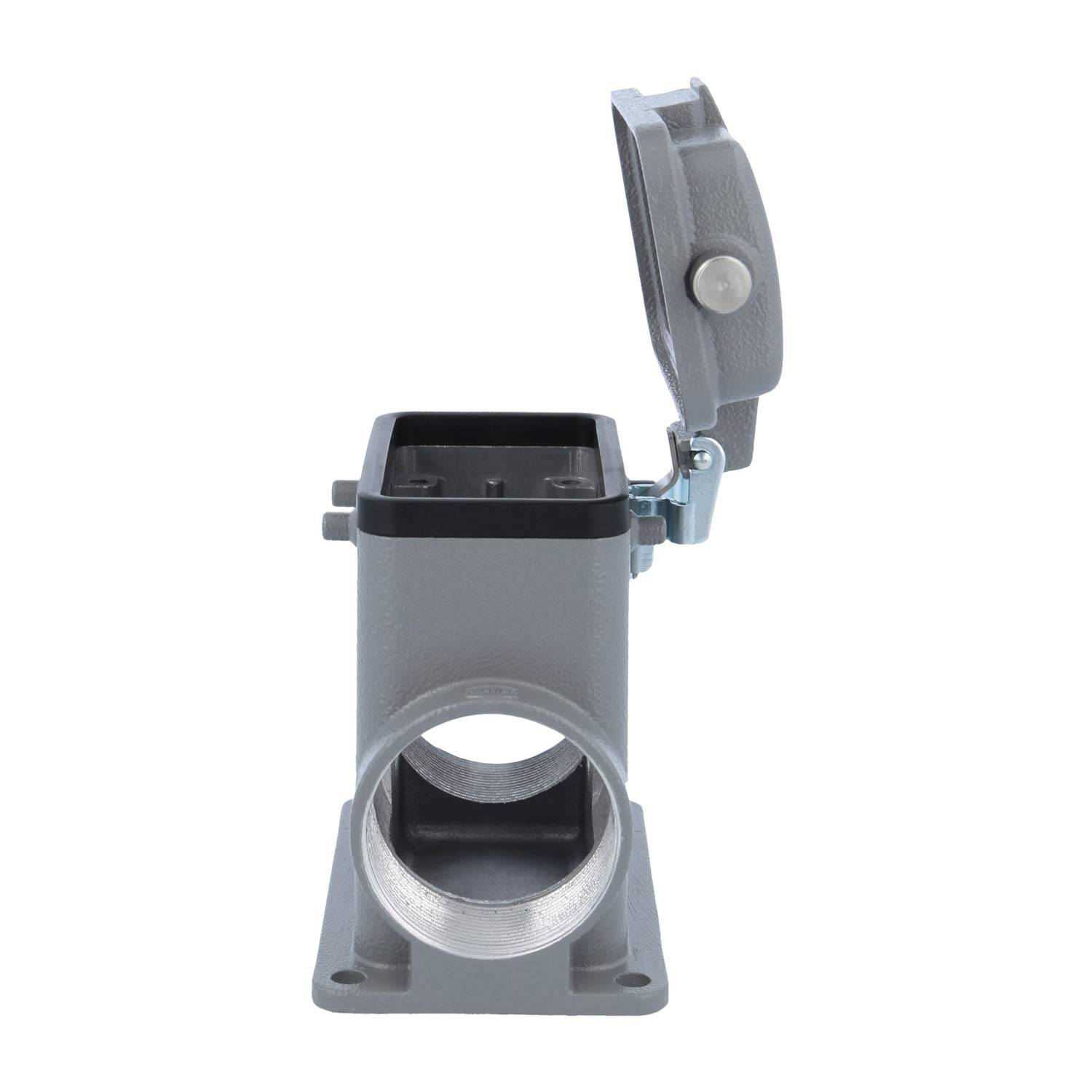 Ein grauer industrieller Anschlussadapter mit einer klappbaren Abdeckung, montiert auf einer flachen Grundplatte.