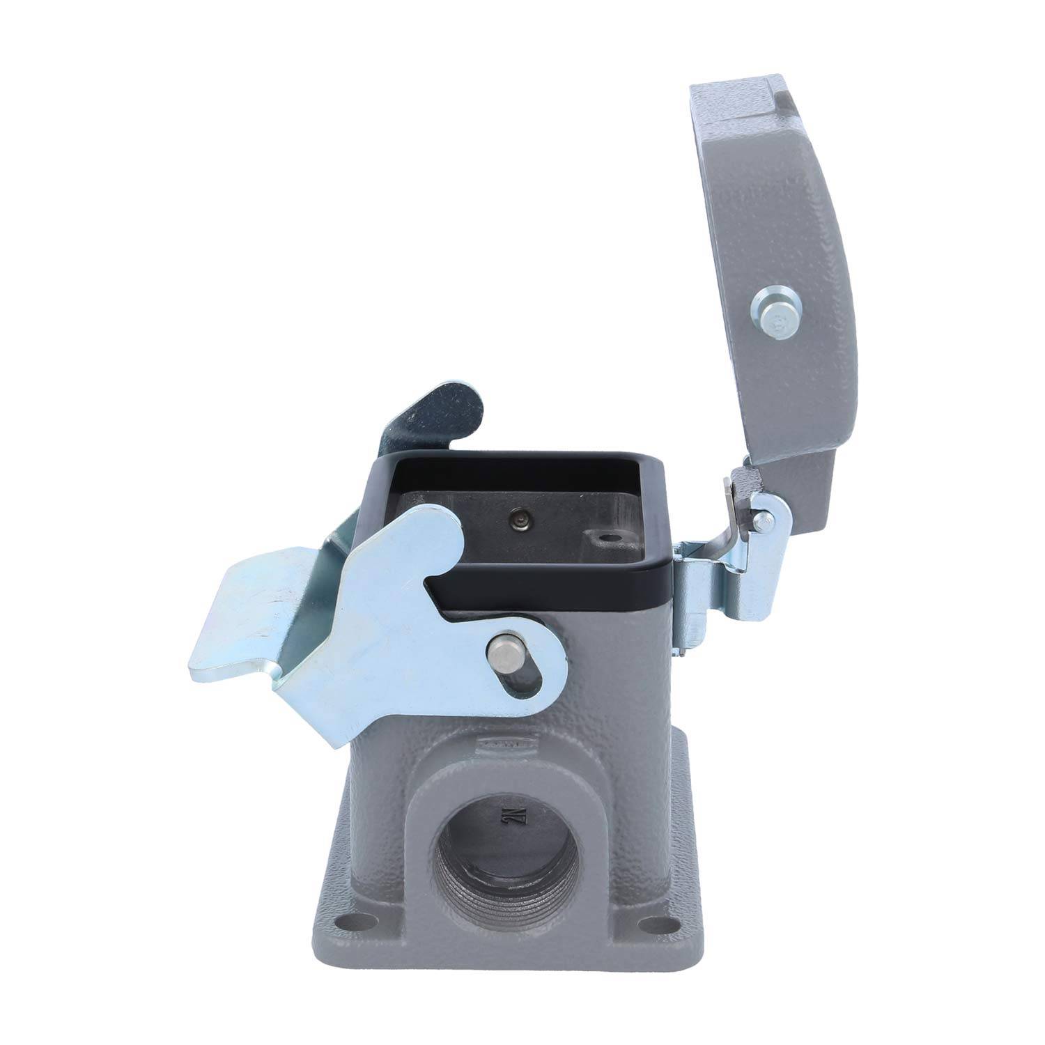 Ein Gehäuse für einen metallischen elektrischen Verbindungsstecker mit einem klappbaren Schutzdeckel, der geöffnet ist und seine rechteckige Buchse zeigt. Es ist für den industriellen Einsatz konzipiert.