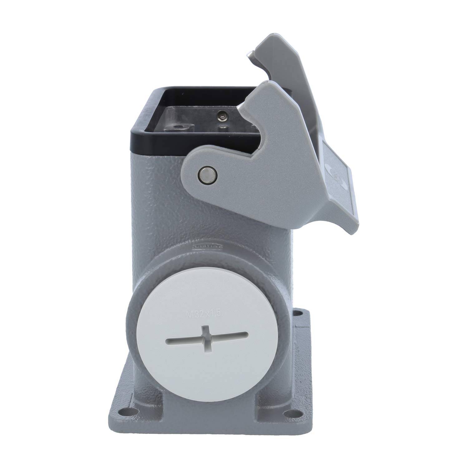 Eine graue industrielle Steckdose mit offener Schutzabdeckung auf einer flachen Basis, die Anschlusspunkte für eine sichere Installation freilegt.