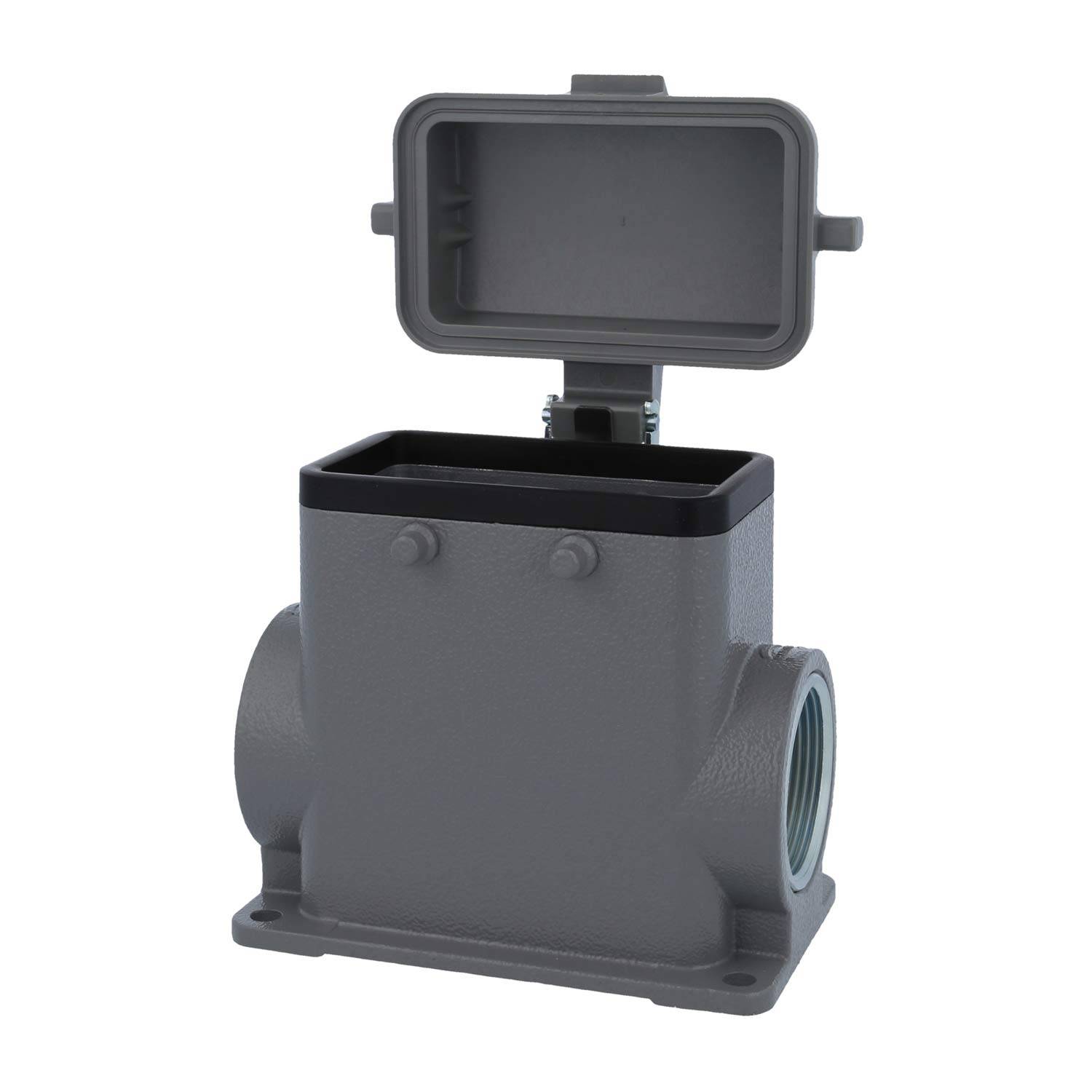 Graue elektrische Verteilerdose mit offenem Deckel, die mehrere Gewindedurchführungen für Leitungsanschlüsse zeigt, auf weißem Hintergrund.