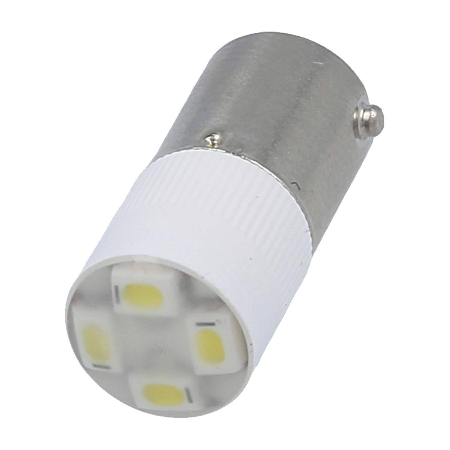 Ein Nahaufnahmebild einer kleinen LED-Glühbirne mit einer metallischen Basis und einer weißen, runden Oberseite mit vier sichtbaren LED-Modulen.