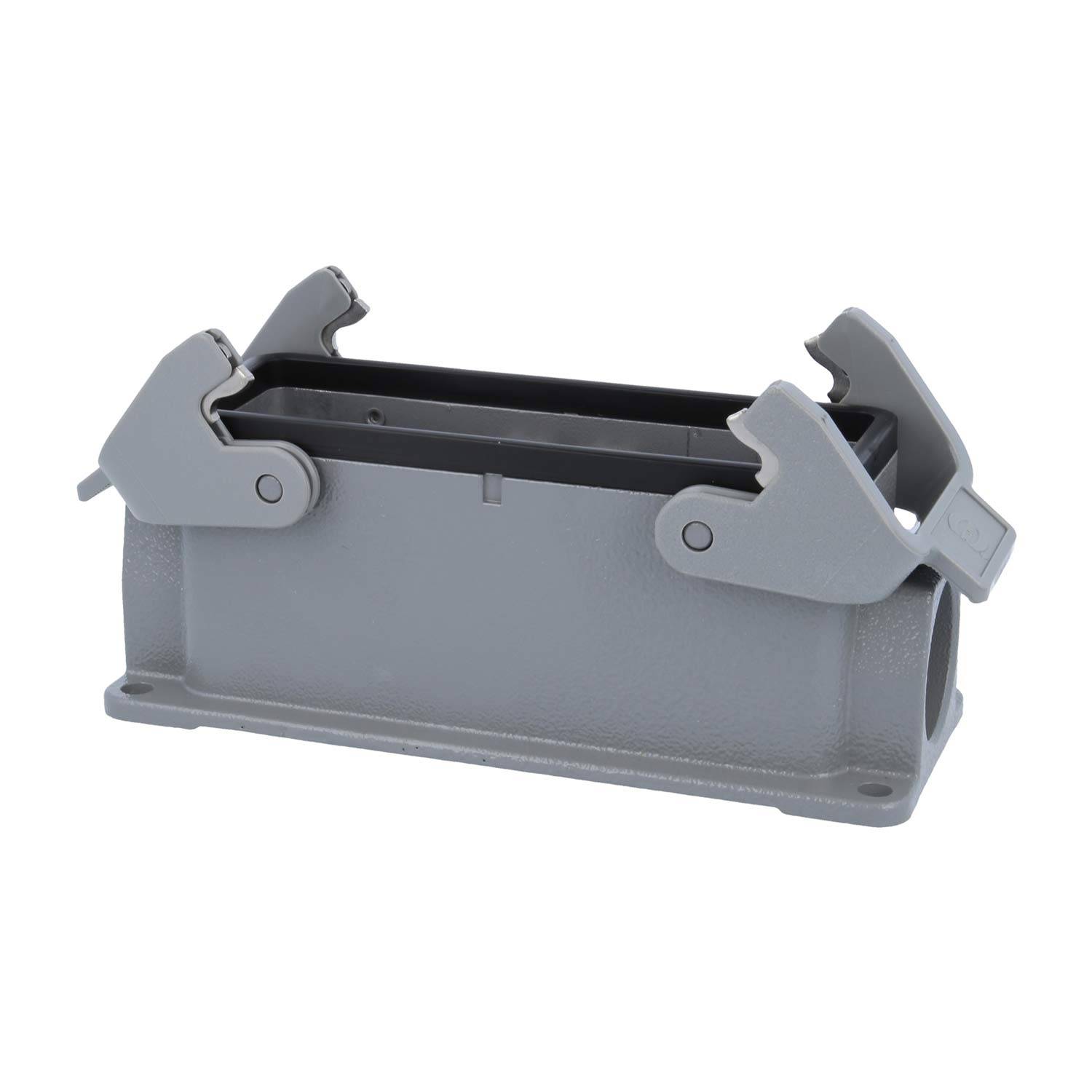 Eine rechteckige graue Metallmontagehalterung mit seitlichen Klammern, die zum Befestigen von robusten Industrieverbindern in gewerblichen Umgebungen verwendet wird.