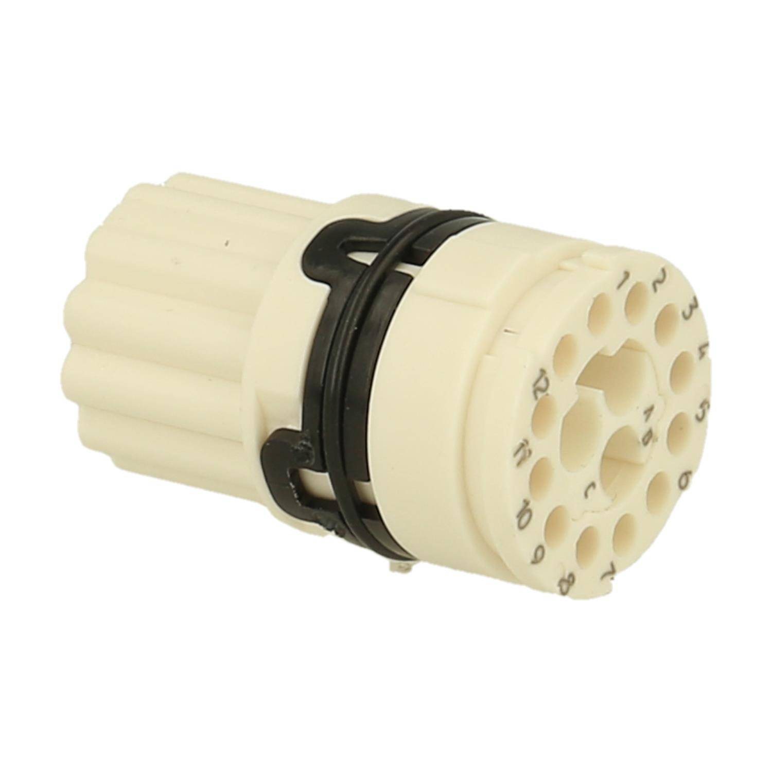 Ein cremefarbener zylindrischer Stecker mit mehreren kreisförmigen Öffnungen, versehen mit einem schwarzen Sicherungsclip und Anschlüssen, die mit Buchstaben beschriftet sind.
