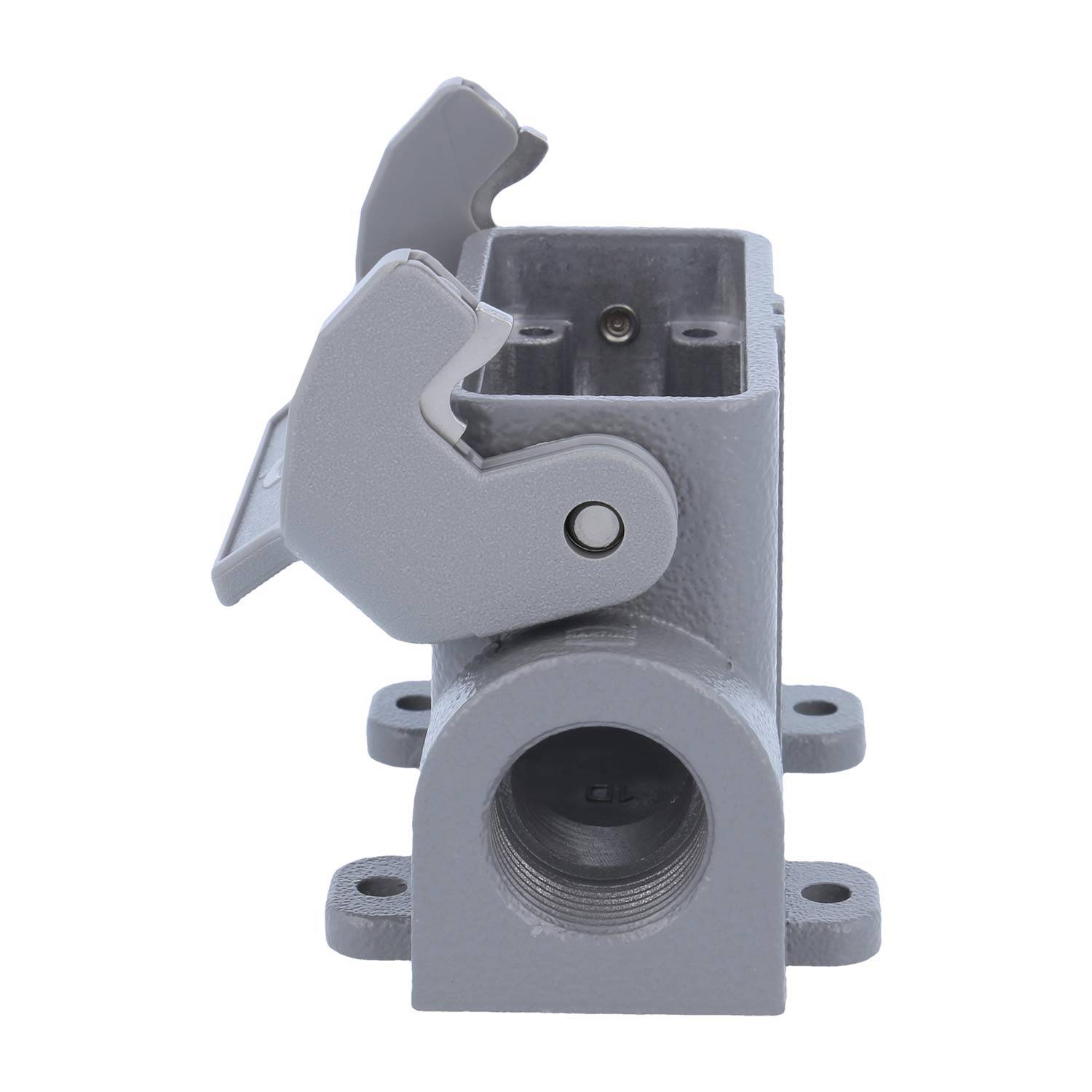 Eine graue industrielle Metallgehäusekomponente mit offener Schutzabdeckung und Befestigungslöchern, die zur Sicherung elektrischer Verbindungen verwendet wird.