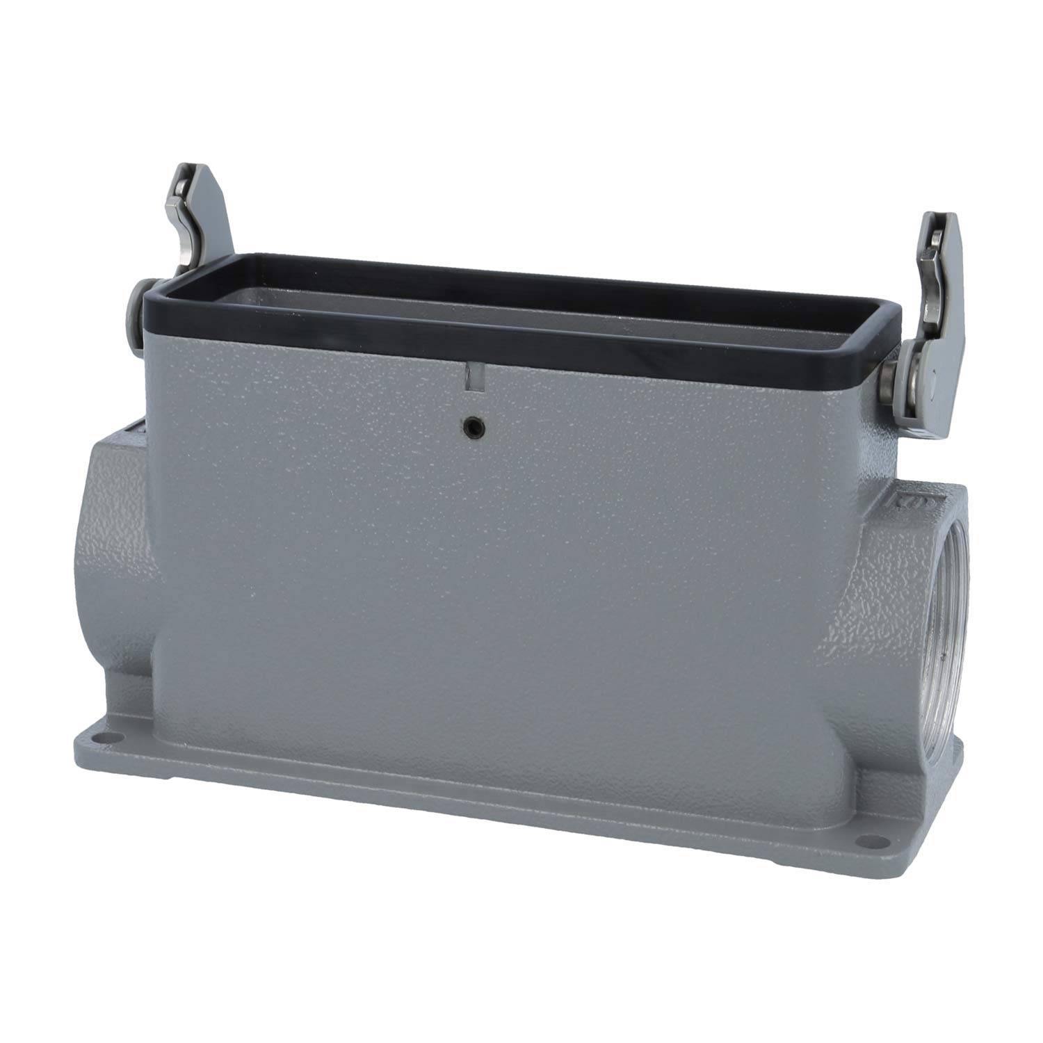 Ein rechteckiger, grauer Metallschaltschrank mit zwei seitlichen Öffnungen und einem Deckel, der Klemmgriffe zur sicheren Verschließung beinhaltet.