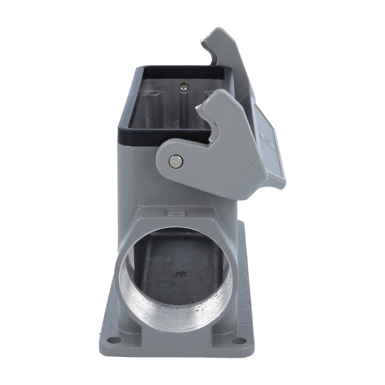 Ein Metall-Industrieanschluss mit einer klappbaren Schutzabdeckung, geeignet für robuste elektrische Verbindungen. Die Abdeckung ist teilweise geöffnet.