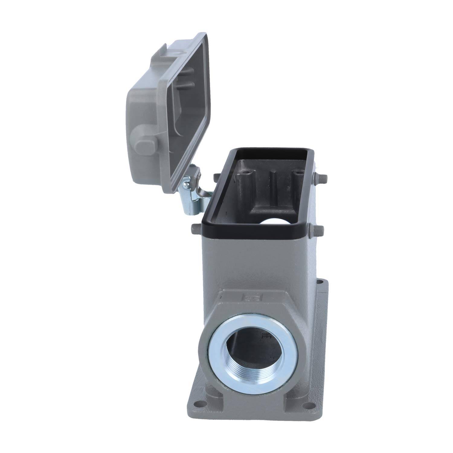 Metallische elektrische Anschlussdose mit offener Abdeckung, die den Innenraum und Befestigungslöcher zeigt, verwendet zum Unterbringen von Elektroleitungsverbindungen.