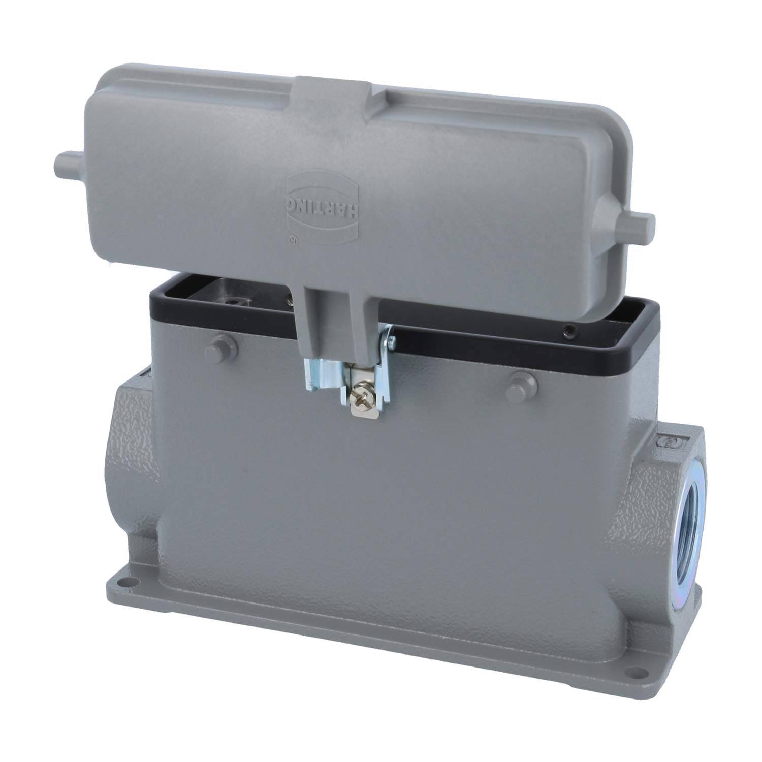 Graues industrielles Steckergehäuse mit geöffnetem Schutzdeckel, der das Innenleben freilegt. Robustes Design, geeignet für elektrische Verbindungen.