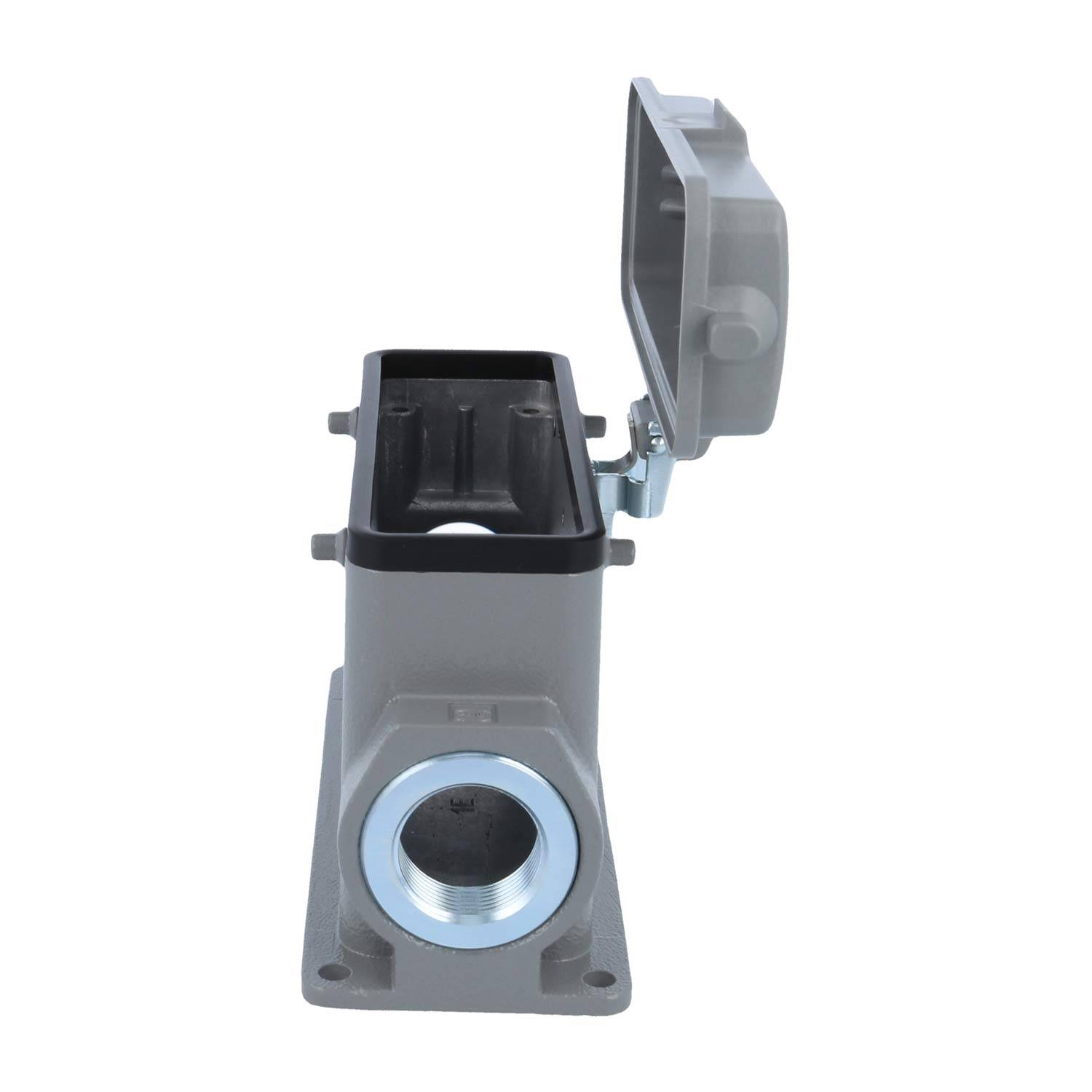 „Ein metallisches elektrisches Gehäuse mit einem klappbaren, offenen Deckel, der einen Innenraum freigibt, und einem Gewindeeingang an der Vorderseite.