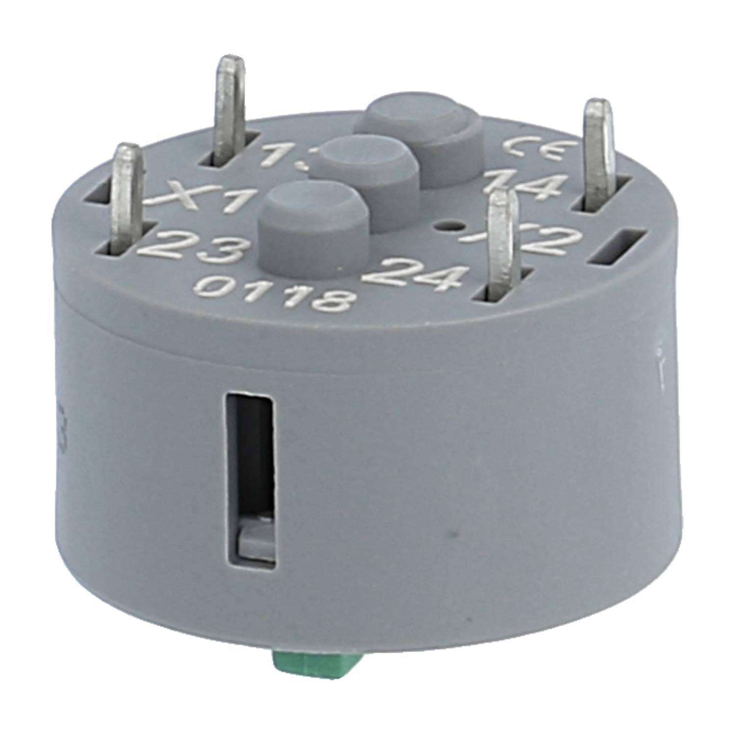 Eine graue elektronische Komponente mit mehreren Metallstiften, die mit X1, X2, X3, 23, 24, 14 und 0118 beschriftet sind, die für elektrische Verbindungen verwendet wird.