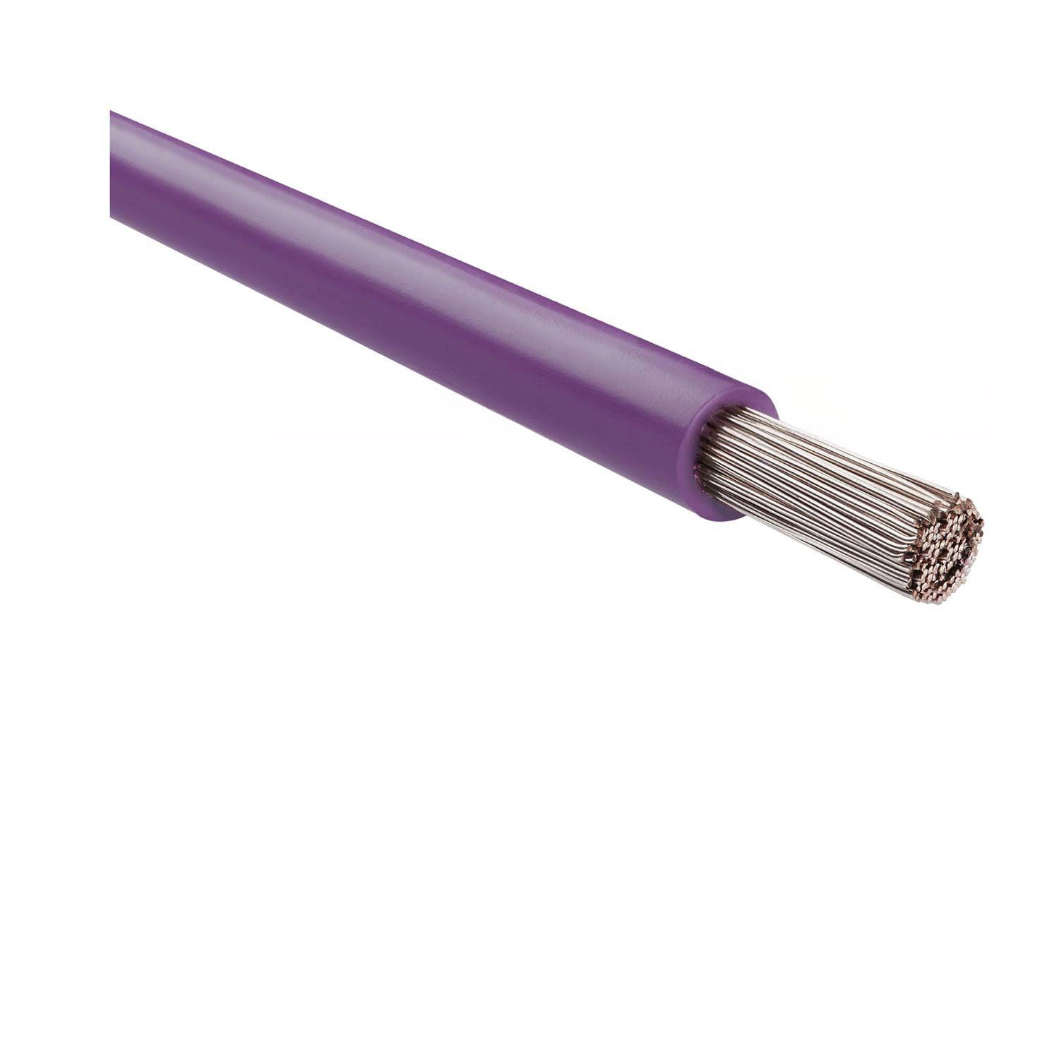 Ein violettes isoliertes Kabel mit freiliegenden Metallsträngen an einem Ende, die das interne leitfähige Material für elektrische Verbindungen zeigen.
