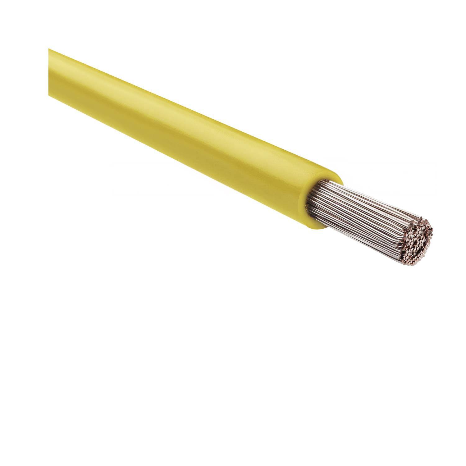 Querschnittsansicht eines gelben elektrischen Kabels, die die freiliegenden metallischen Stränge an einem Ende zeigt und die isolierten und leitfähigen Komponenten hervorhebt.