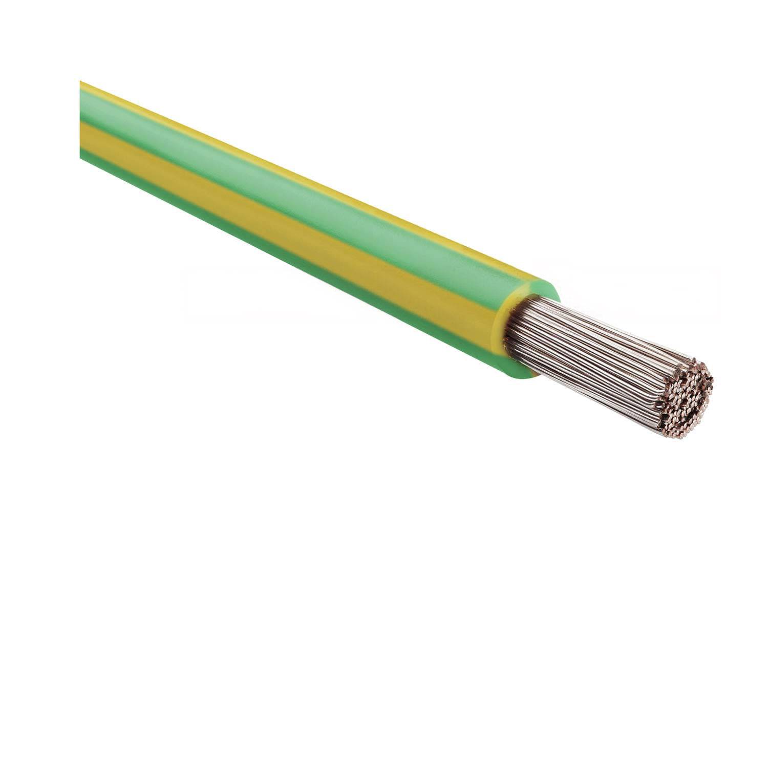 Ein Bündel von Metalldrähten, das in gelb-grüner Isolierung eingebettet ist, stellt ein elektrisches Erdungskabel dar und unterstreicht dabei die Sicherheit.