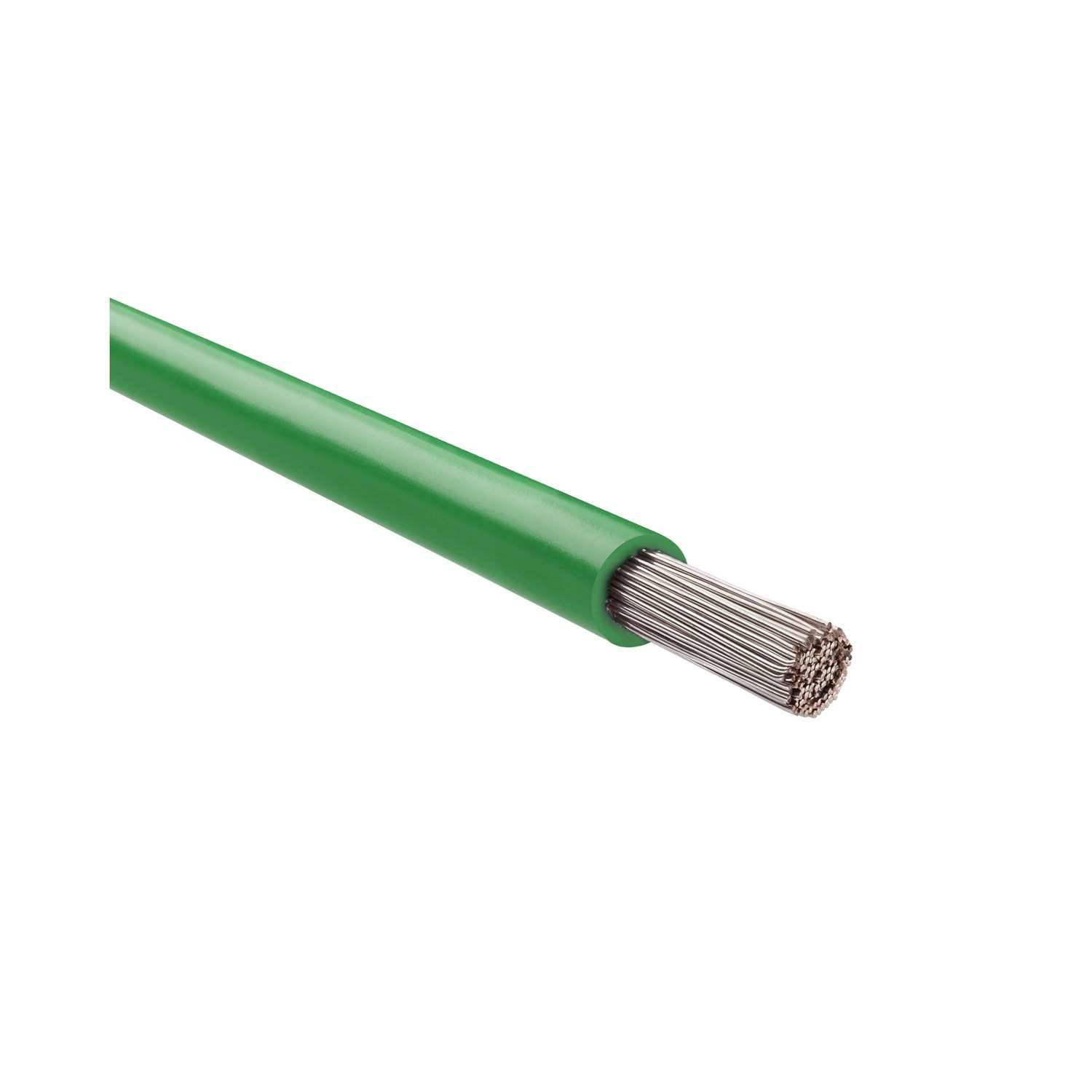 Ein grünes isoliertes Elektrokabel, das an einem Ende die silbernen Metalldrähte im Inneren zeigt.