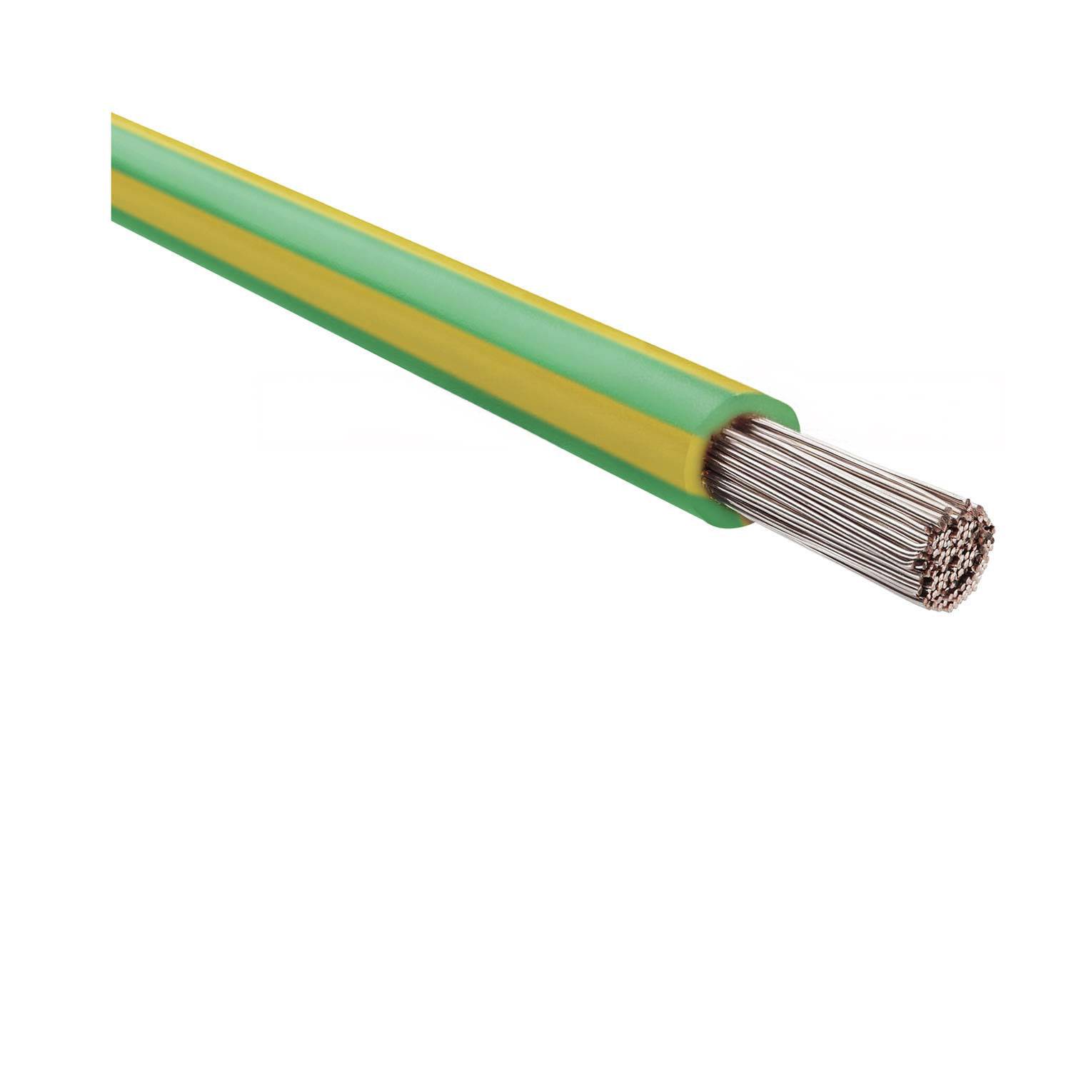 Ein Nahaufnahme eines gelb-grünen isolierten elektrischen Kabels mit freigelegten Metallsträngen am Ende.