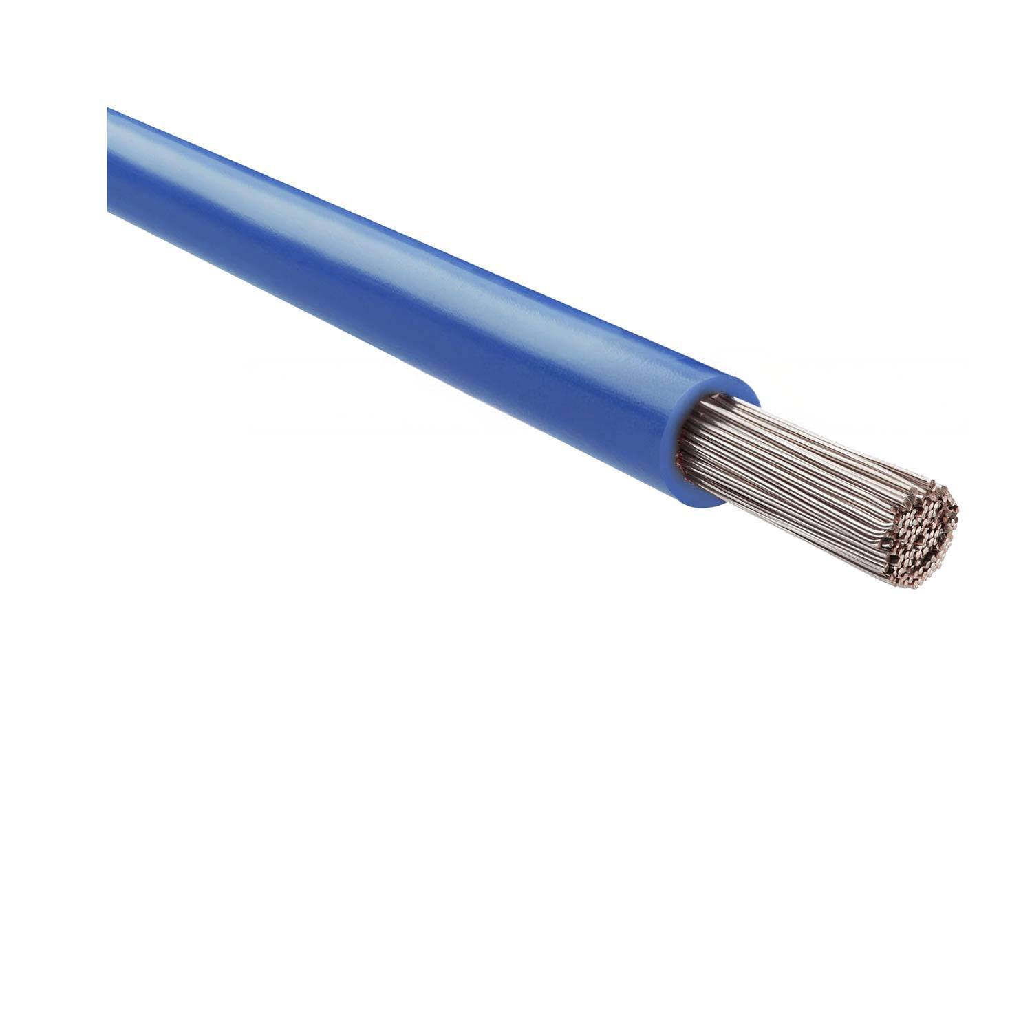 Ein blauer elektrischer Draht mit freiliegenden Metallsträngen an einem Ende, der für elektrische Anschlüsse und Anwendungen verwendet wird.