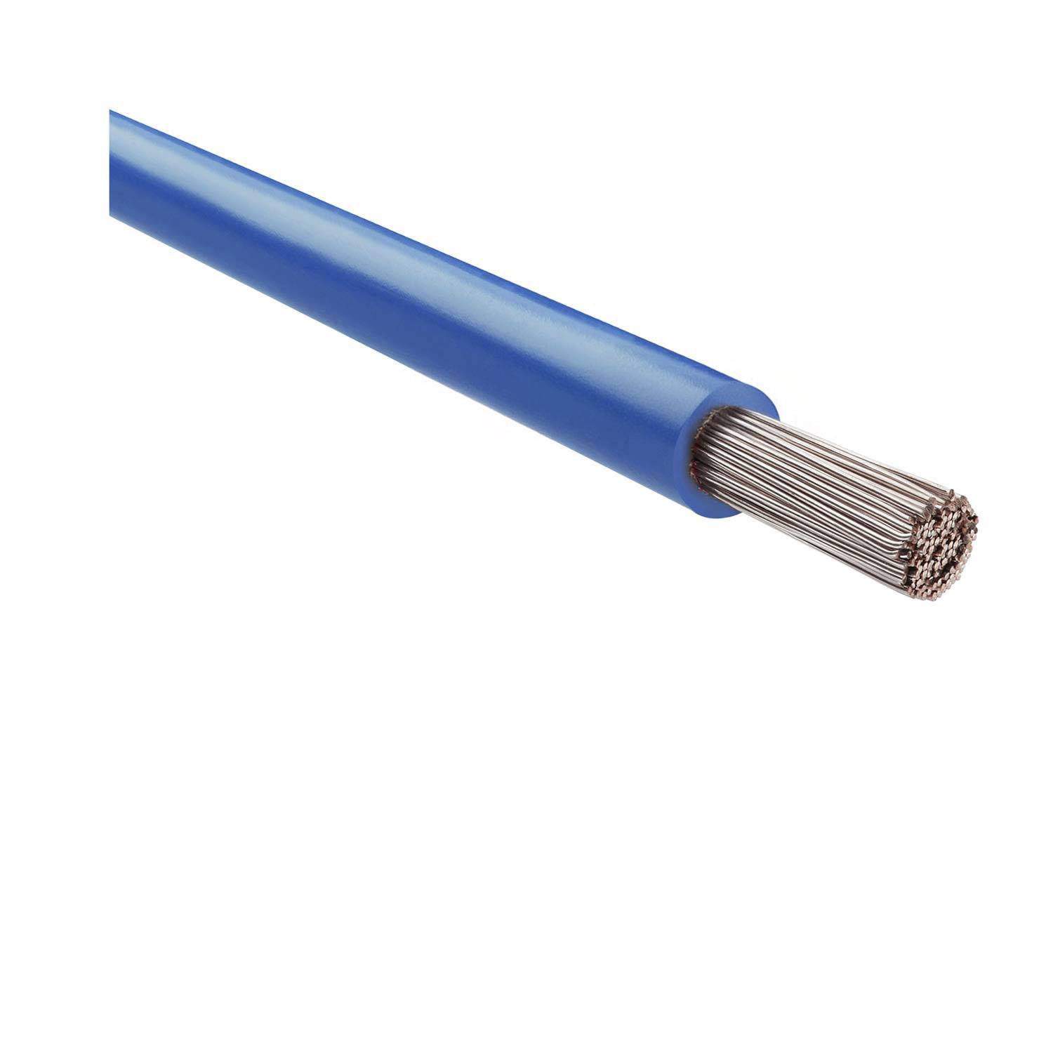Ein blau isolierter elektrischer Draht mit mehreren freigelegten Metallsträngen an einem Ende, der seine Struktur zeigt.