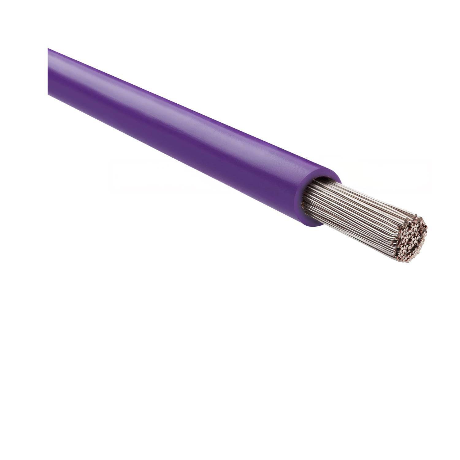 Ein lila elektrisches Kabel, das an einem Ende seine inneren Metallstränge freilegt und so seine Konstruktion und Materialien veranschaulicht.