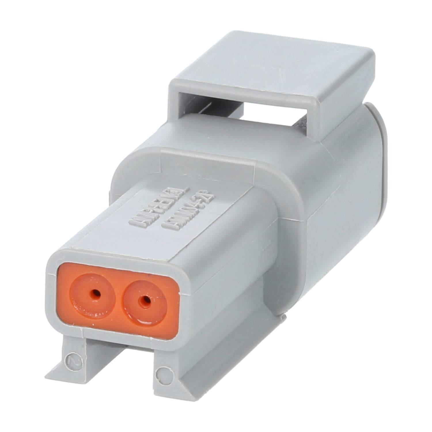 Ein grauer elektrischer Stecker mit zwei orangefarbenen Anschlüssen, der für sichere Stromkabelverbindungen in industriellen oder automobilen Umgebungen konzipiert ist.
