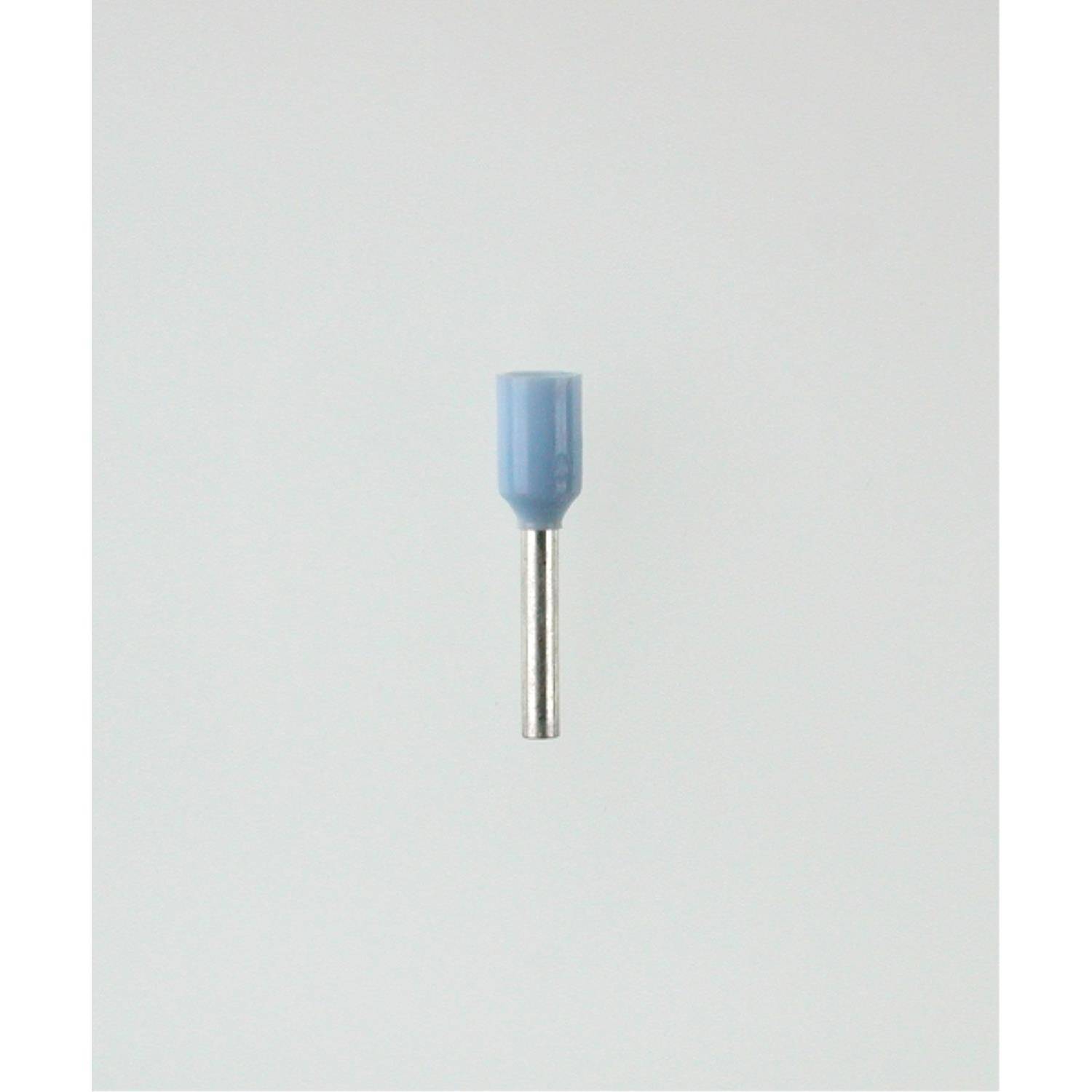 Ein blauer isolierter Ferrule-Verbinder mit metallischer Crimpendung, konstruiert für elektrische Verkabelung, wird vor einem einfarbigen Hintergrund präsentiert.