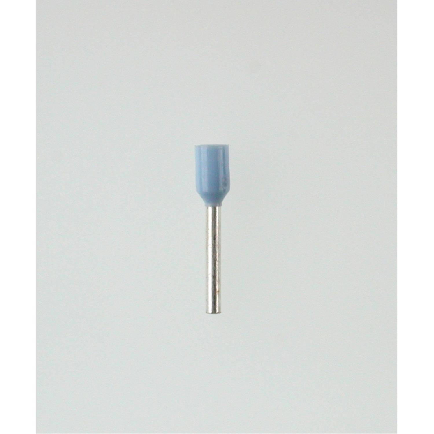 Ein einzelner blauer isolierter Aderendhülse mit einem aus ihr herausragenden Metallrohr, der zur Kabelendverarbeitung in elektrischen Verbindungen verwendet wird.