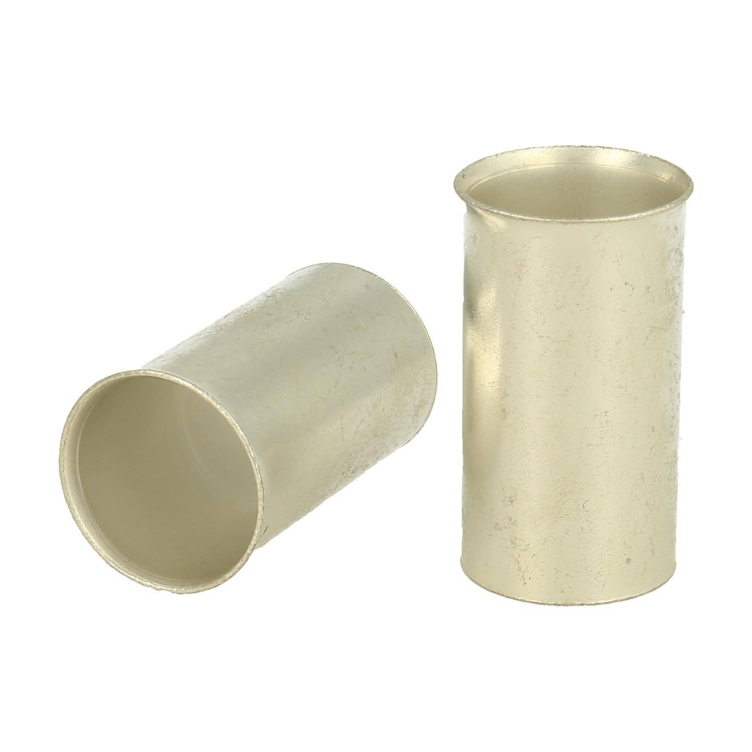 Zwei beige Metallzylinder zu sehen; einer steht aufrecht, während der andere auf der Seite liegt, beide auf einem einfarbigen weißen Hintergrund.