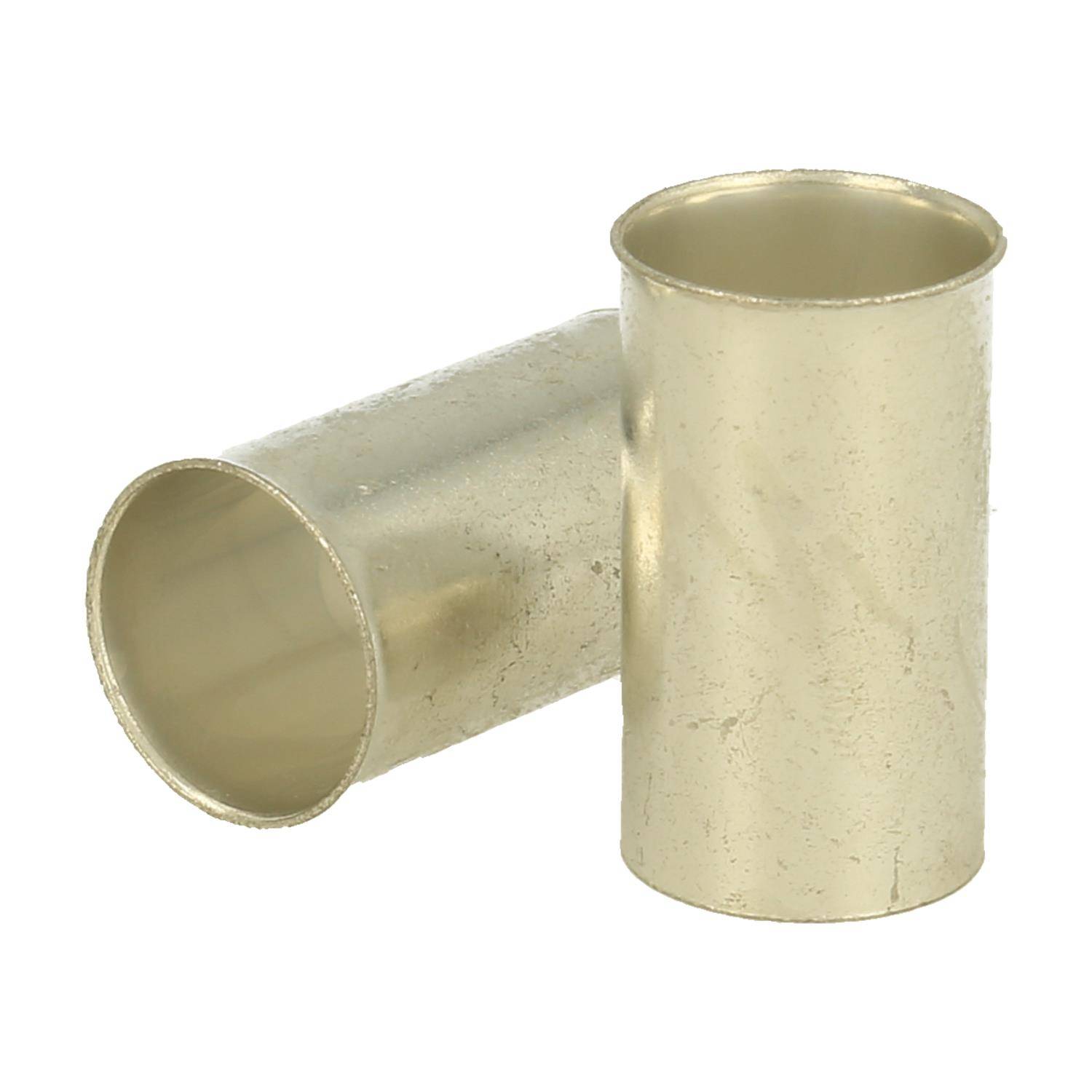 Zwei zylindrische Messingrohre senkrecht aufgestellt, wobei eines das andere leicht überlappt und eine glatte, reflektierende Oberfläche aufweist.