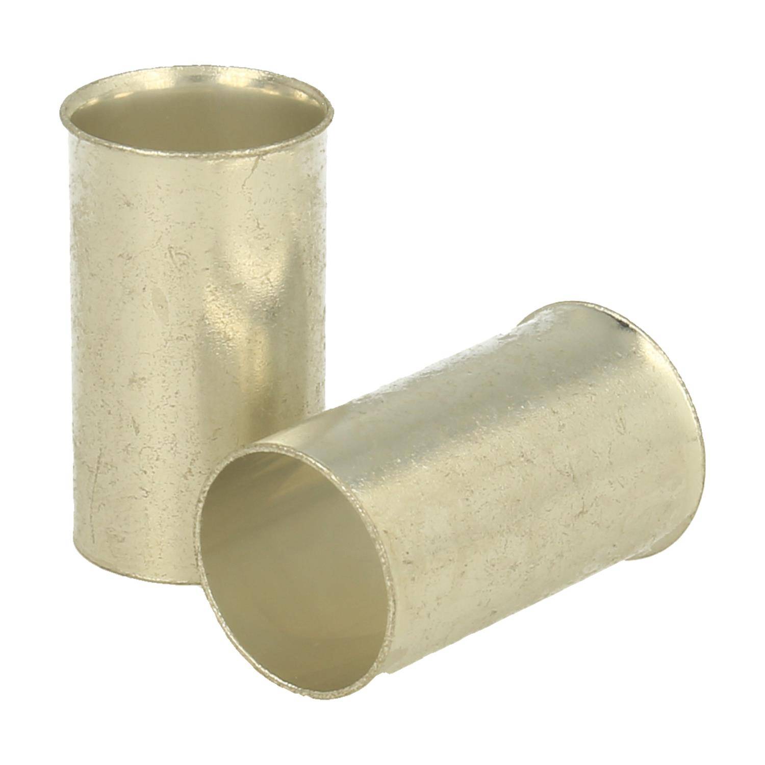 Zwei Messingrohrverbinder, einer aufrecht stehend und der andere auf der Seite liegend, vor einem einfarbigen Hintergrund.