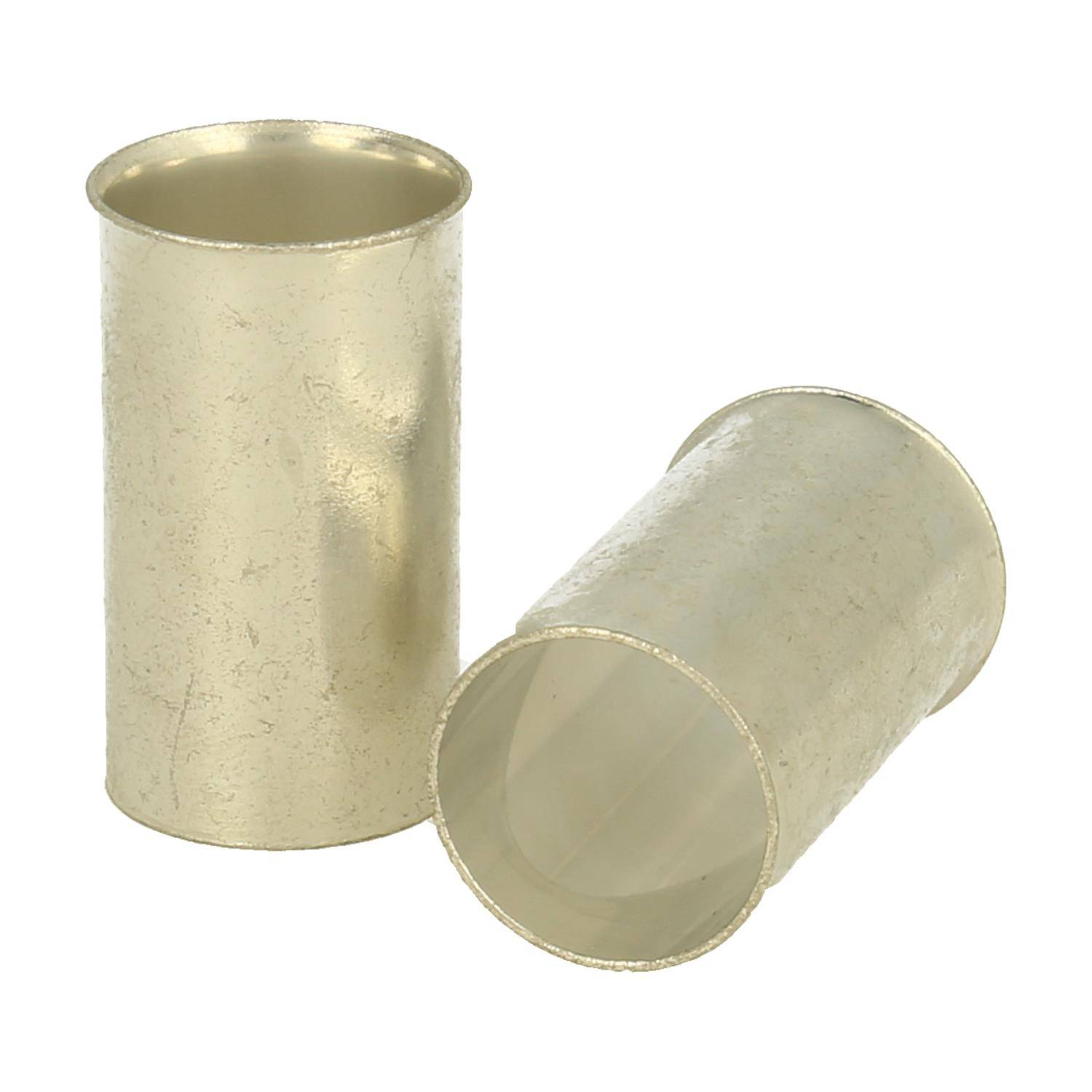 Zwei zylindrische Messinghülsen, eine steht aufrecht, die andere liegt horizontal.
