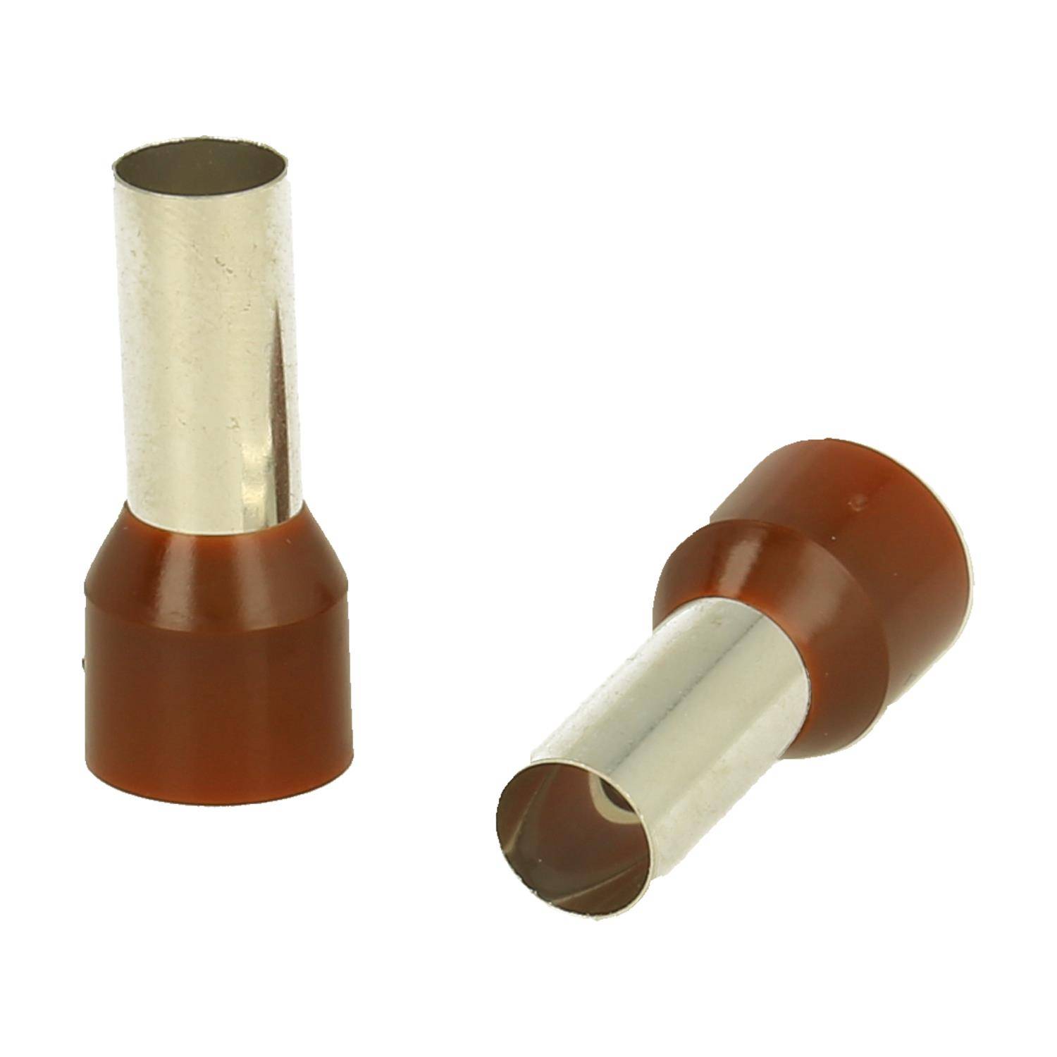 Zwei isolierte Aderendhülsen mit braunen Basen und Metallhülsen, die für Leitungsverbindungen verwendet werden, auf einem neutralen Hintergrund platziert.