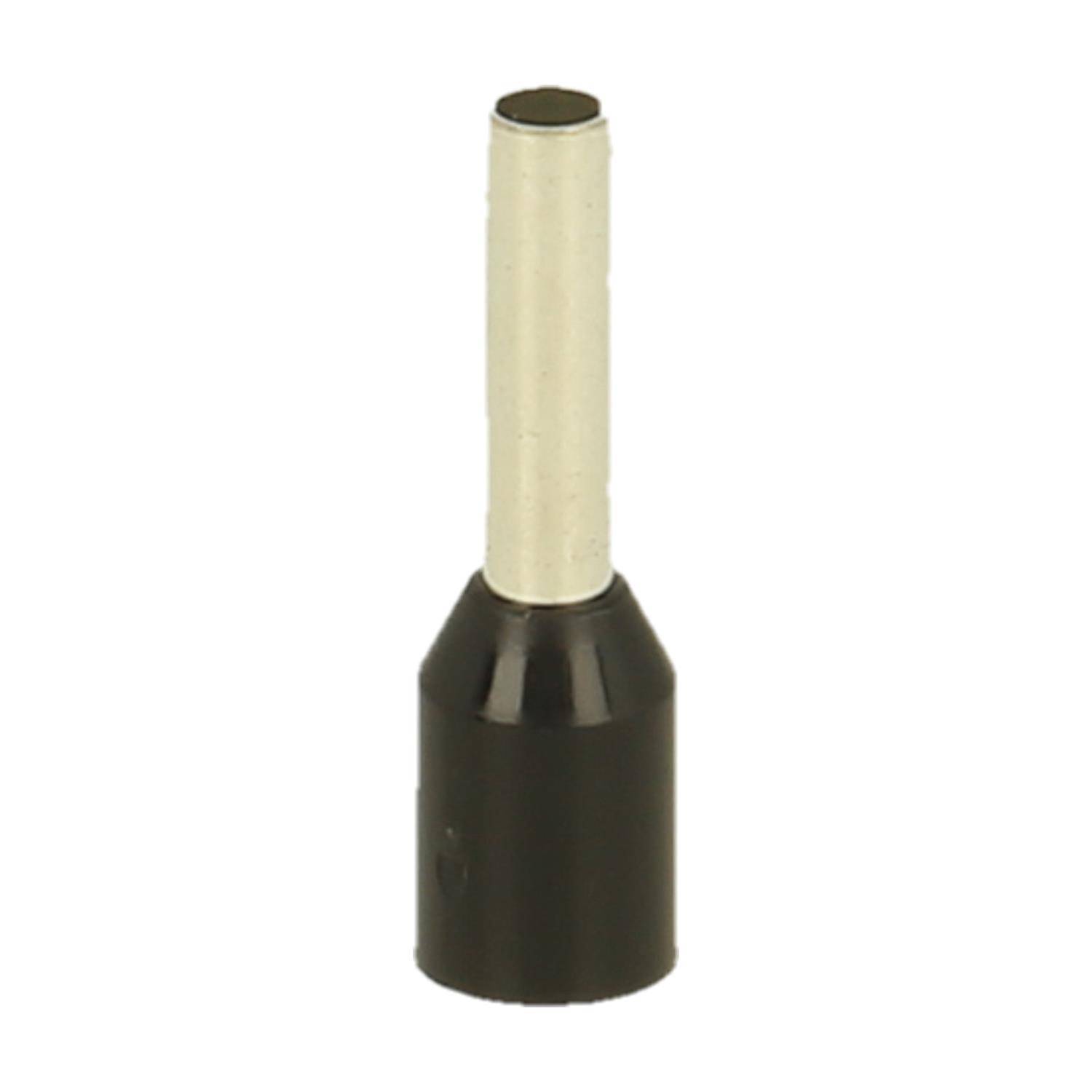 Eine Ferrule, ein kleines Metallrohr mit einem aufgeweiteten Ende, das zur Sicherung von elektrischen Kabeln verwendet wird, ist vor einem einfarbigen Hintergrund zu sehen.