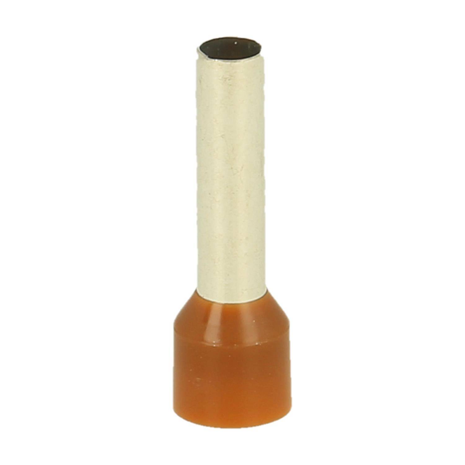 Eine einzelne beige und orange isolierte Aderendhülse zur Kabelendbearbeitung, vor einem einfarbig weißen Hintergrund.