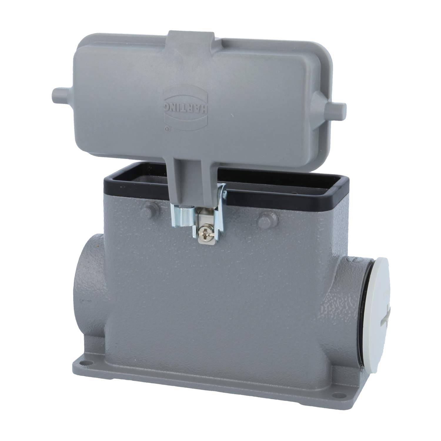 Graue Metall-Elektro-Verteilerdose mit Klappdeckel und sicherer Verriegelung, für den Außeneinsatz konzipiert. Verfügt über seitliche Leitungseintrittsöffnungen.