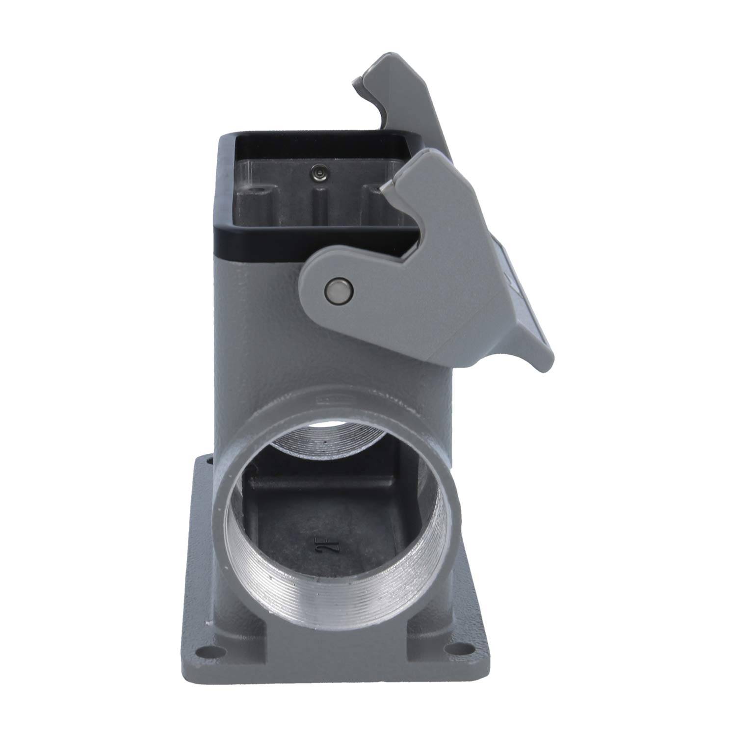 Ein graues Metallgehäuse für industrielle Verbinder mit einer Deckelverriegelung und einer quadratischen Öffnung, konzipiert zum Schutz und zur Befestigung von elektrischen Komponenten.