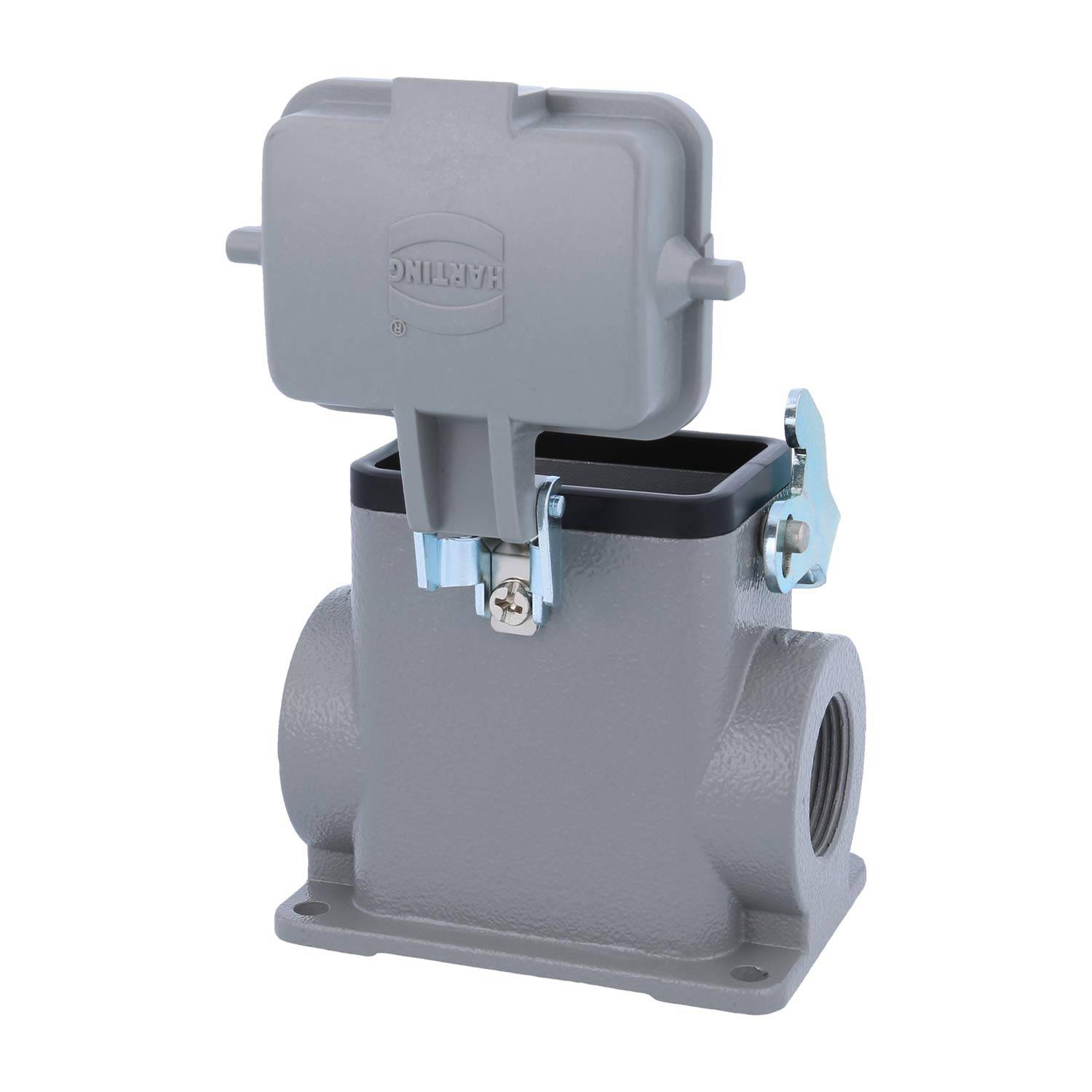 Ein grauer industrieller Elektroschaltschrank mit offener Abdeckung, versehen mit einem Verschluss an der Seite und Befestigungslöchern an der Basis für die Installation.