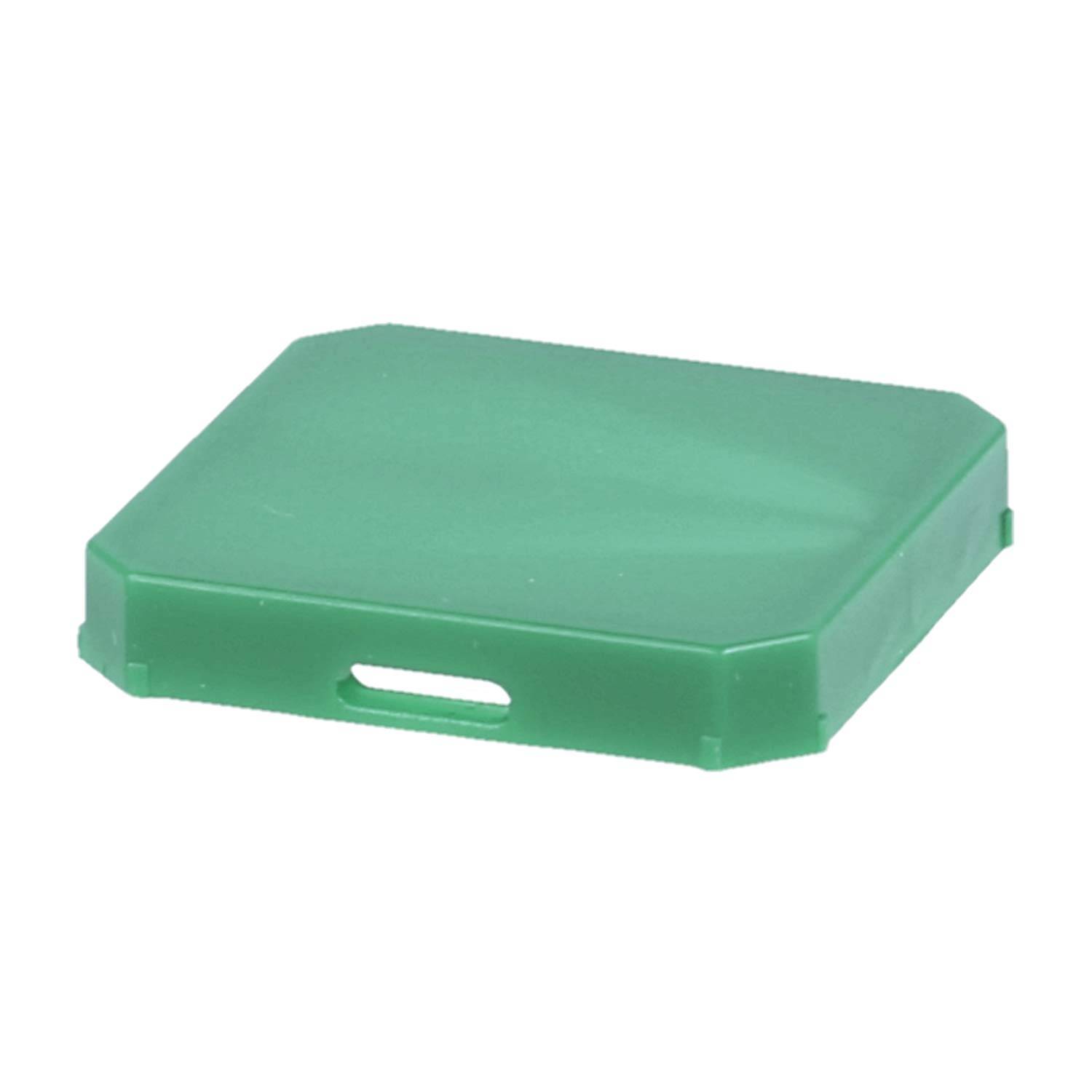 Ein grünes, flaches, rechteckiges Plastikbauteil mit einer geschlitzten Öffnung.